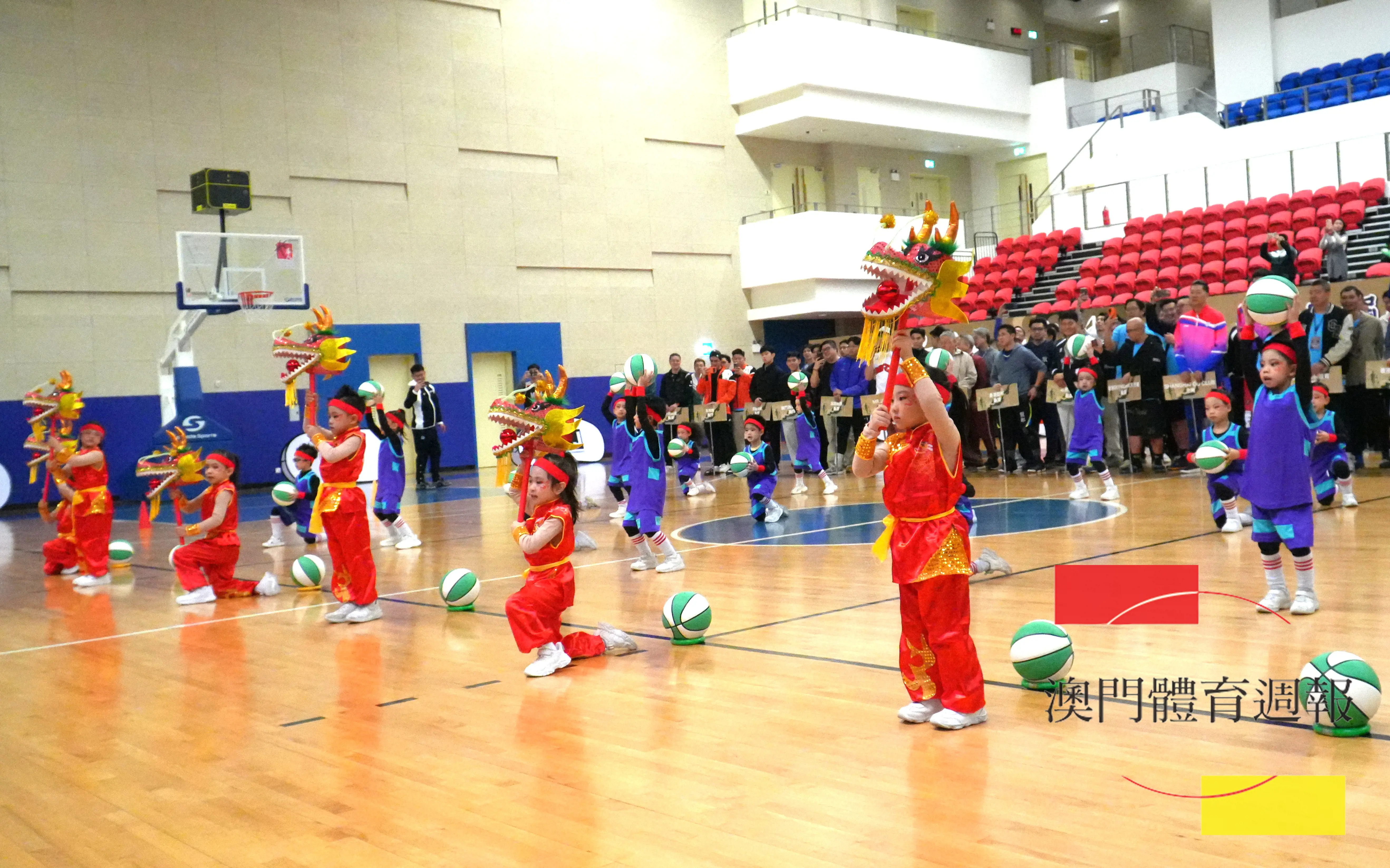 濠江中學附屬幼兒園兒童演出融合舞龍的花式籃球表演。.JPG