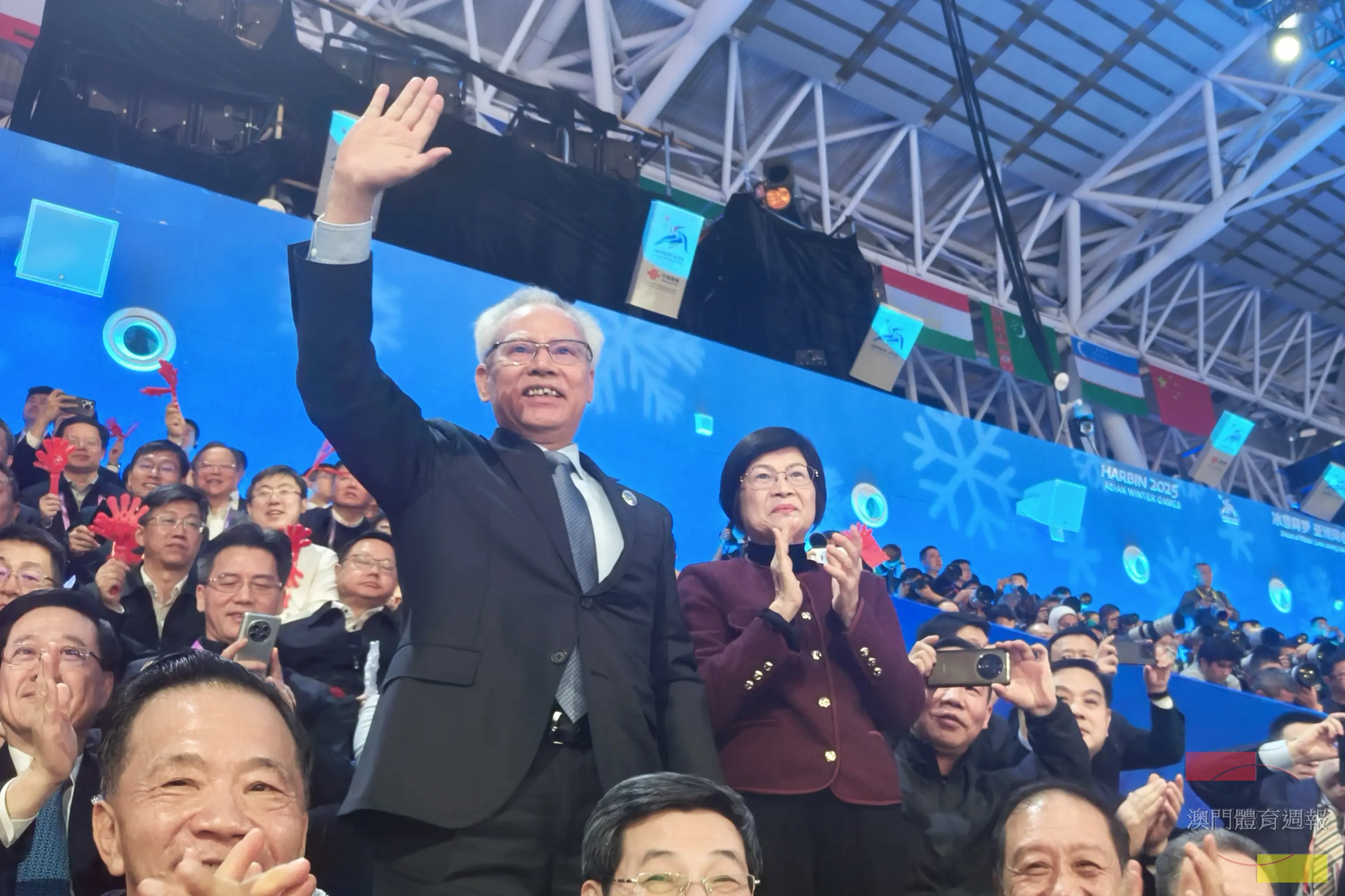 行政長官岑浩輝應邀出席開幕式，見證中國體育代表團和中國澳門體育代表團進場的喜悅時刻，並向運動員揮手致意。.jpg