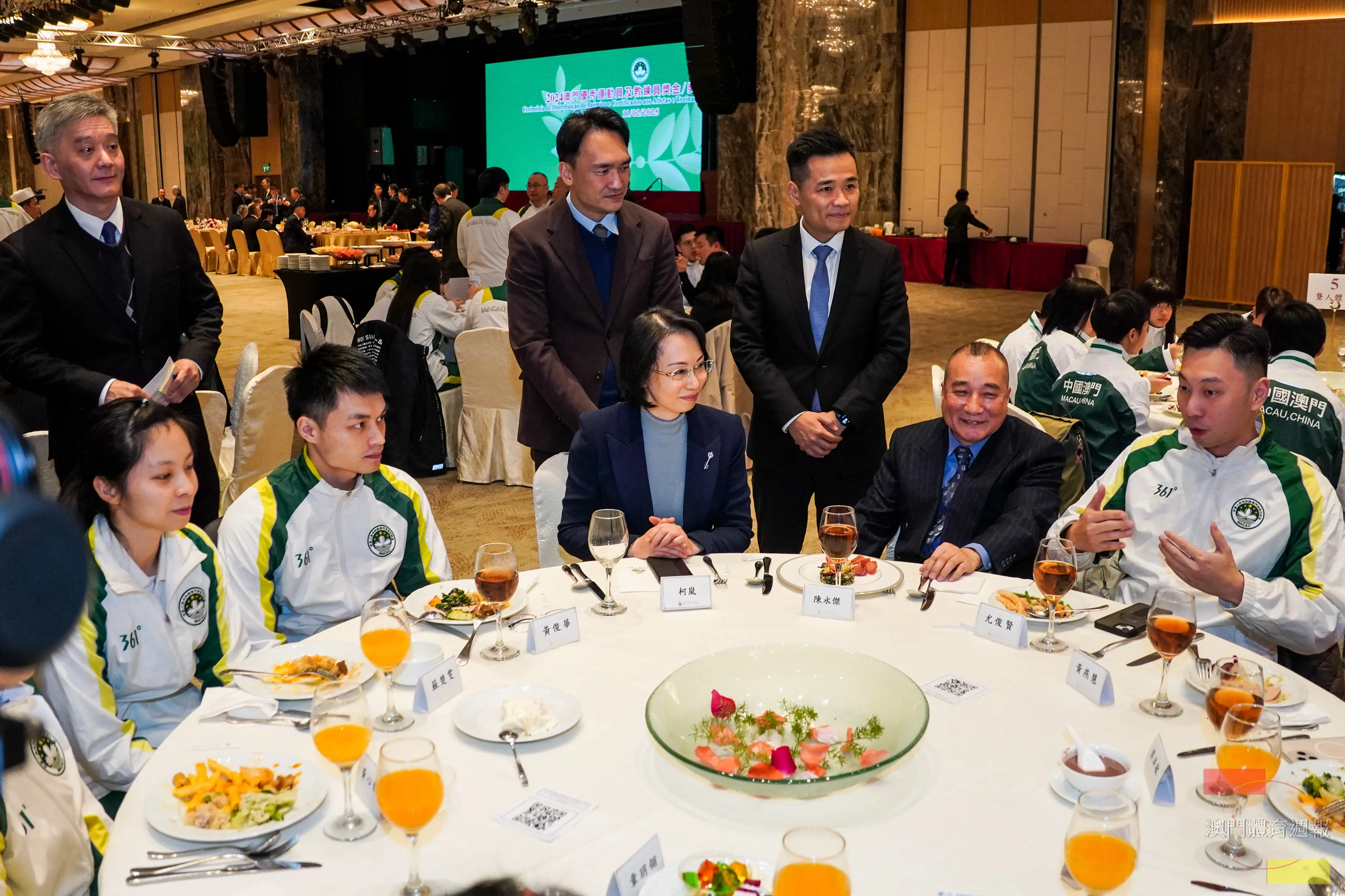 柯嵐在晚宴期間與運動員教練員交流.jpg