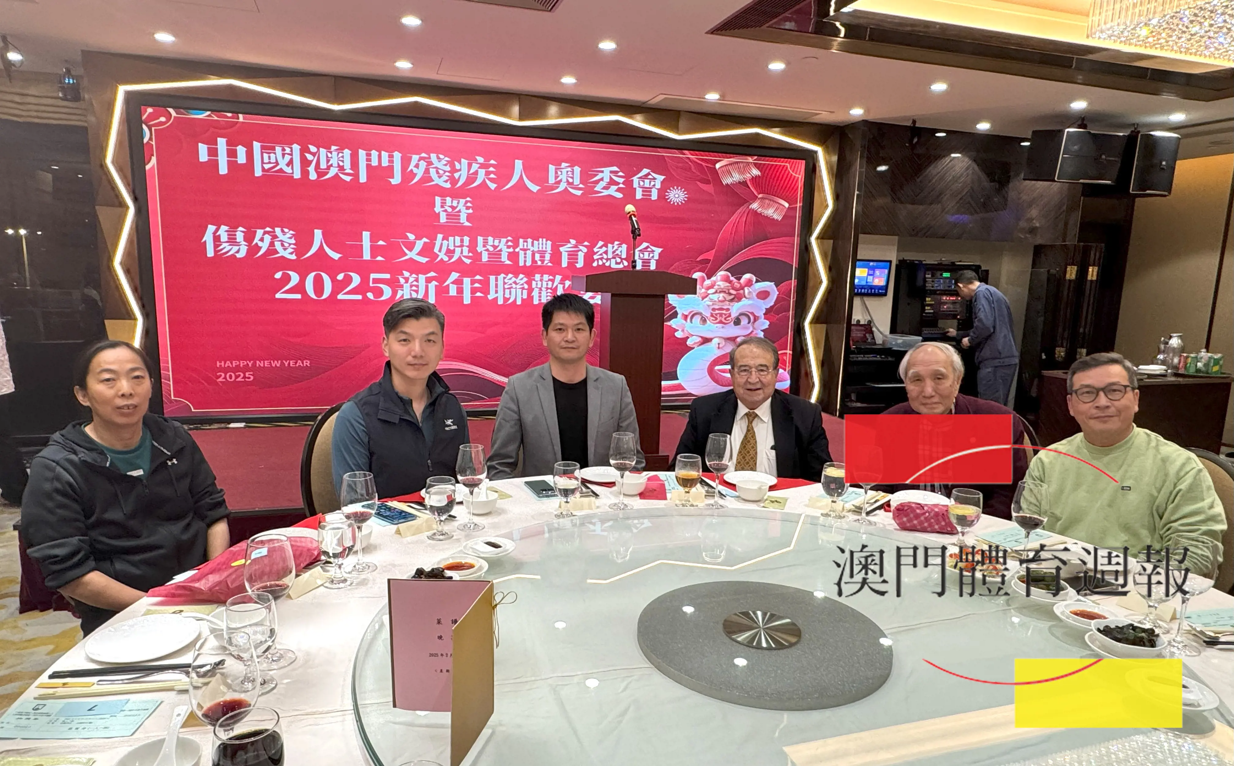 體育局局長張子軒(左二)及江門殘疾人乒乓球隊教練熊桂艷(左一)與殘奧會領導合照.jpg