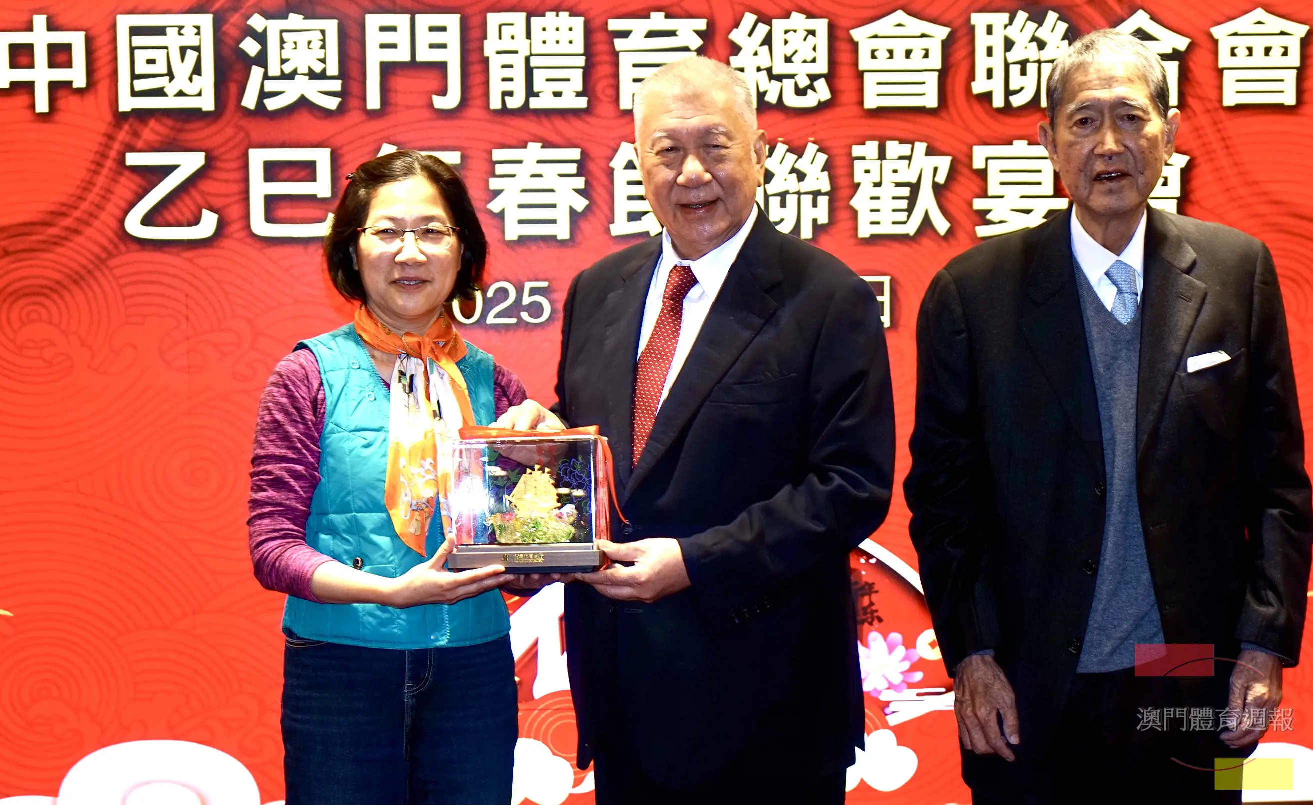 何厚鏵出席聯歡晚宴並向中獎幸運兒送上「一帆風順」大獎。.jpg