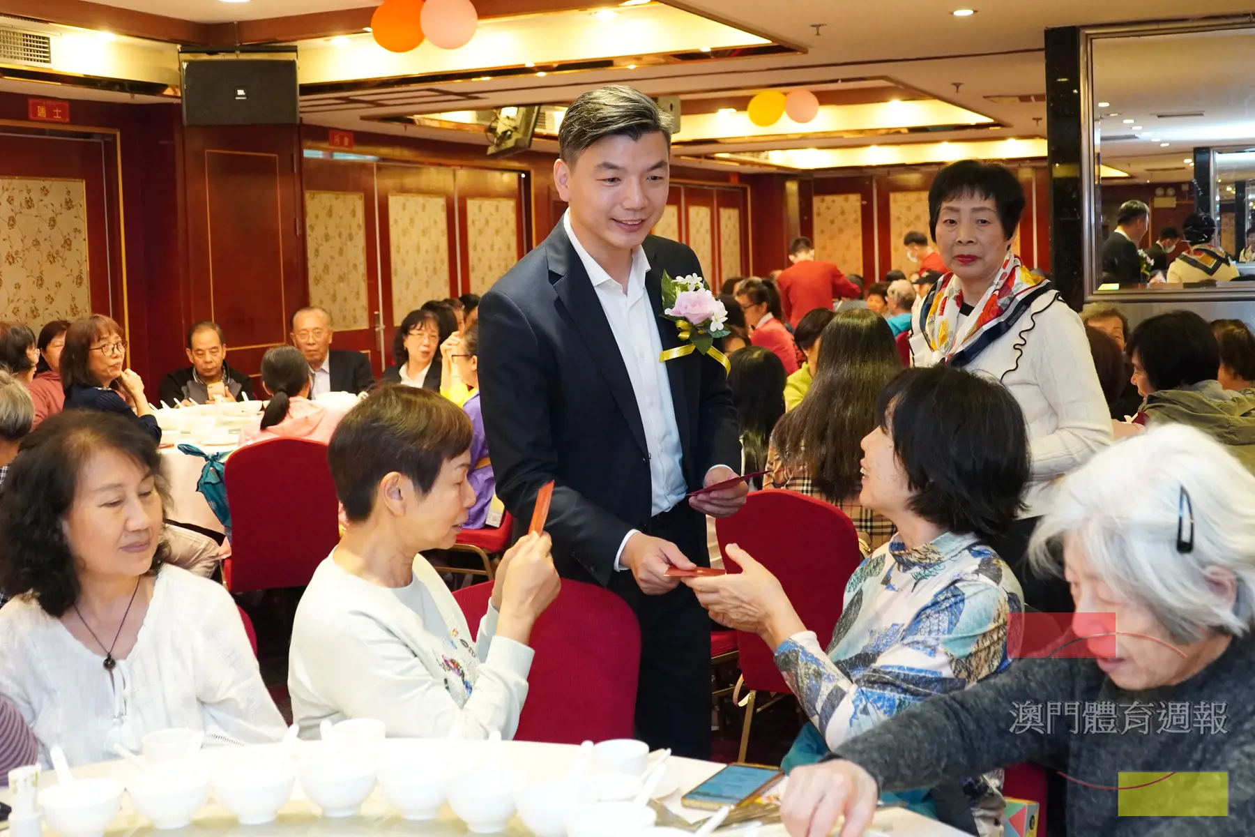 張子軒向長者派發紅包.jpg
