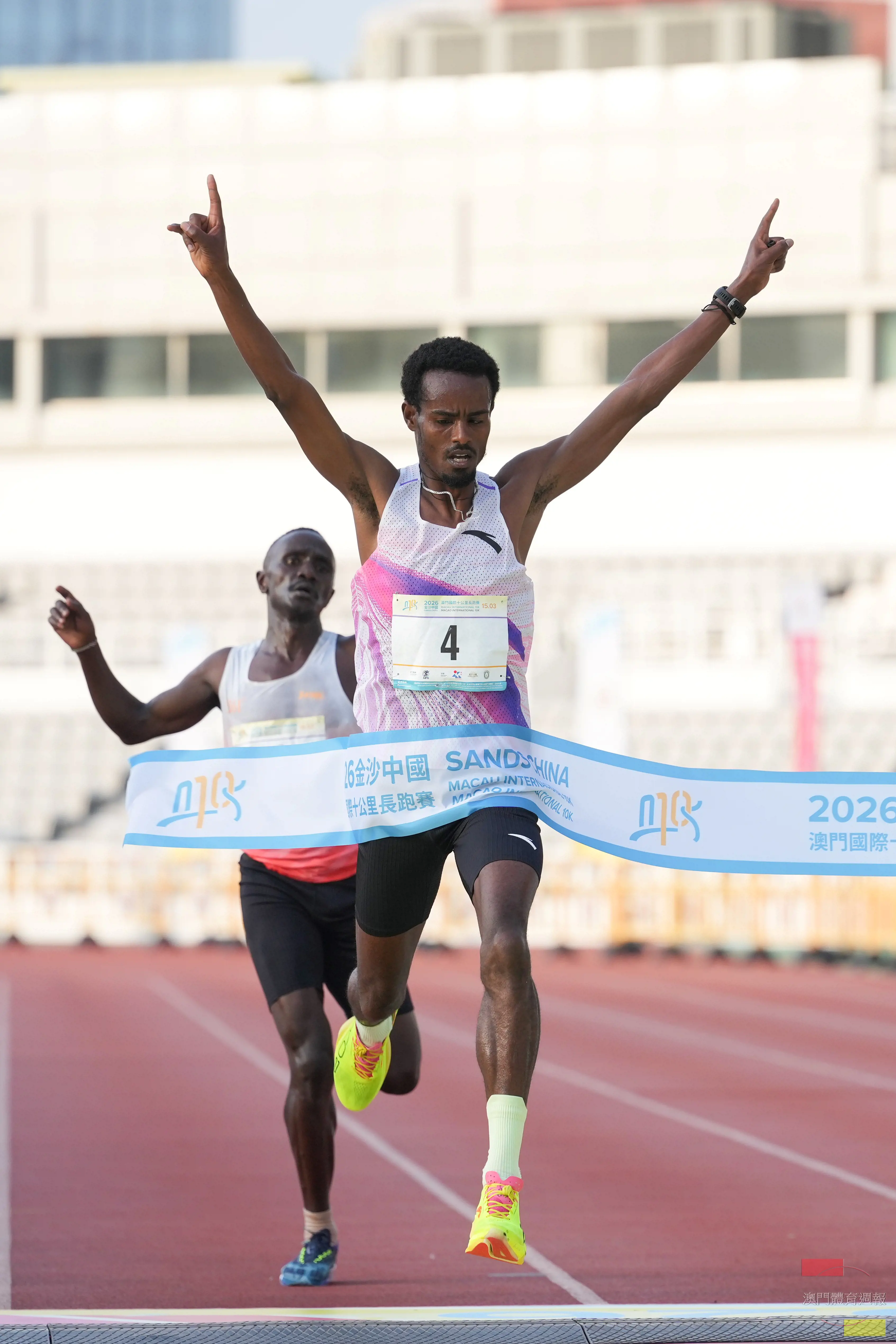 埃塞俄比亞選手艾斯發勇奪男子十公里賽冠軍.jpg