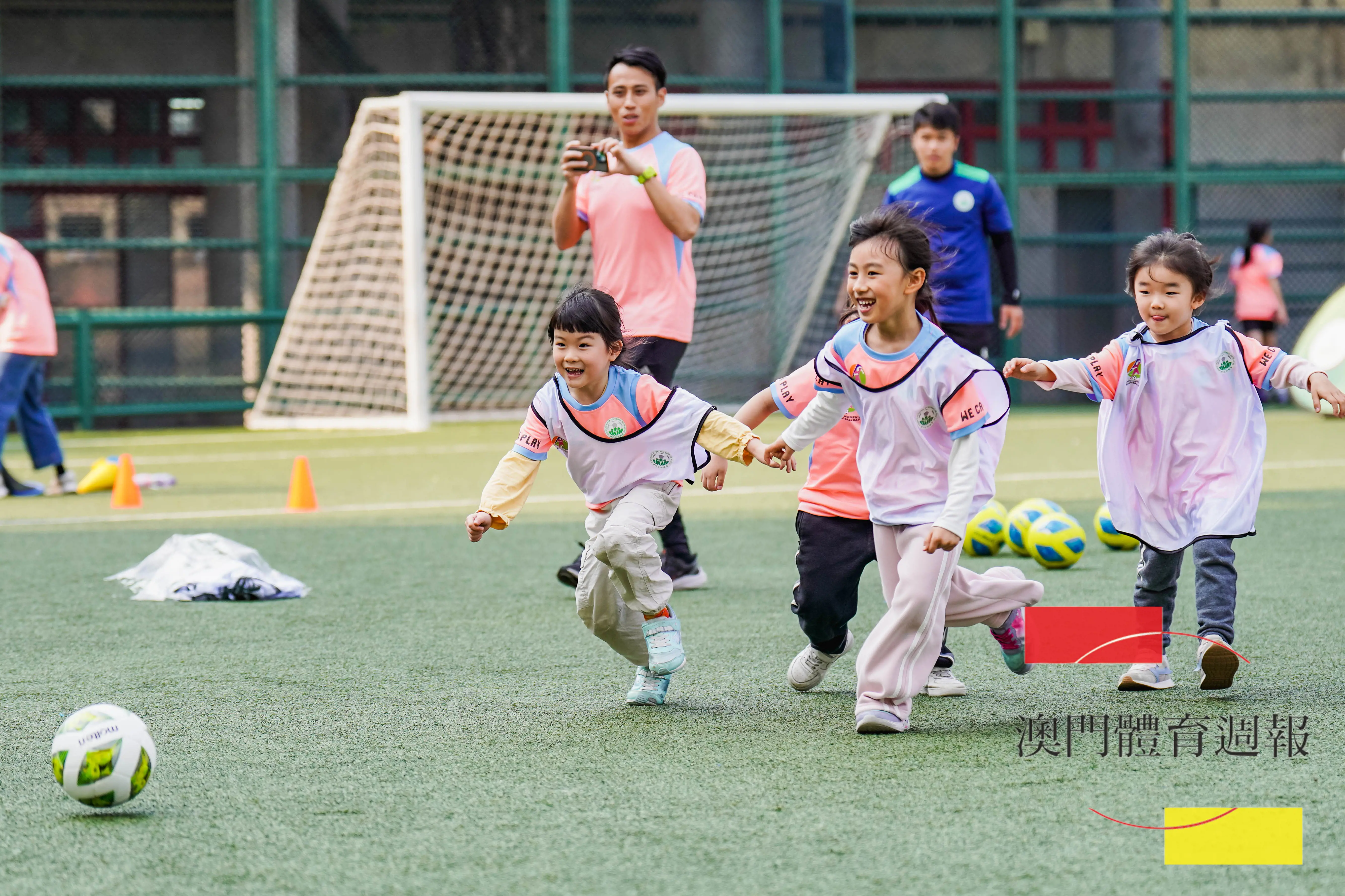 女孩通過小遊戲感受足球樂趣.jpg