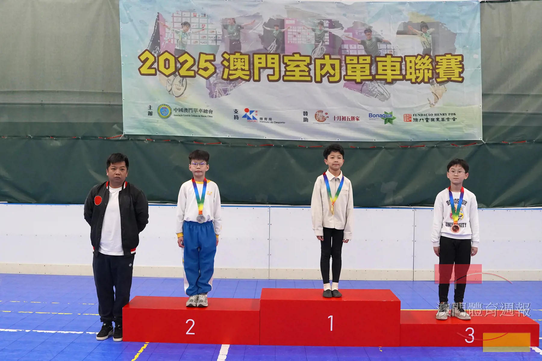 盧永仁向運動員頒發獎項.JPG