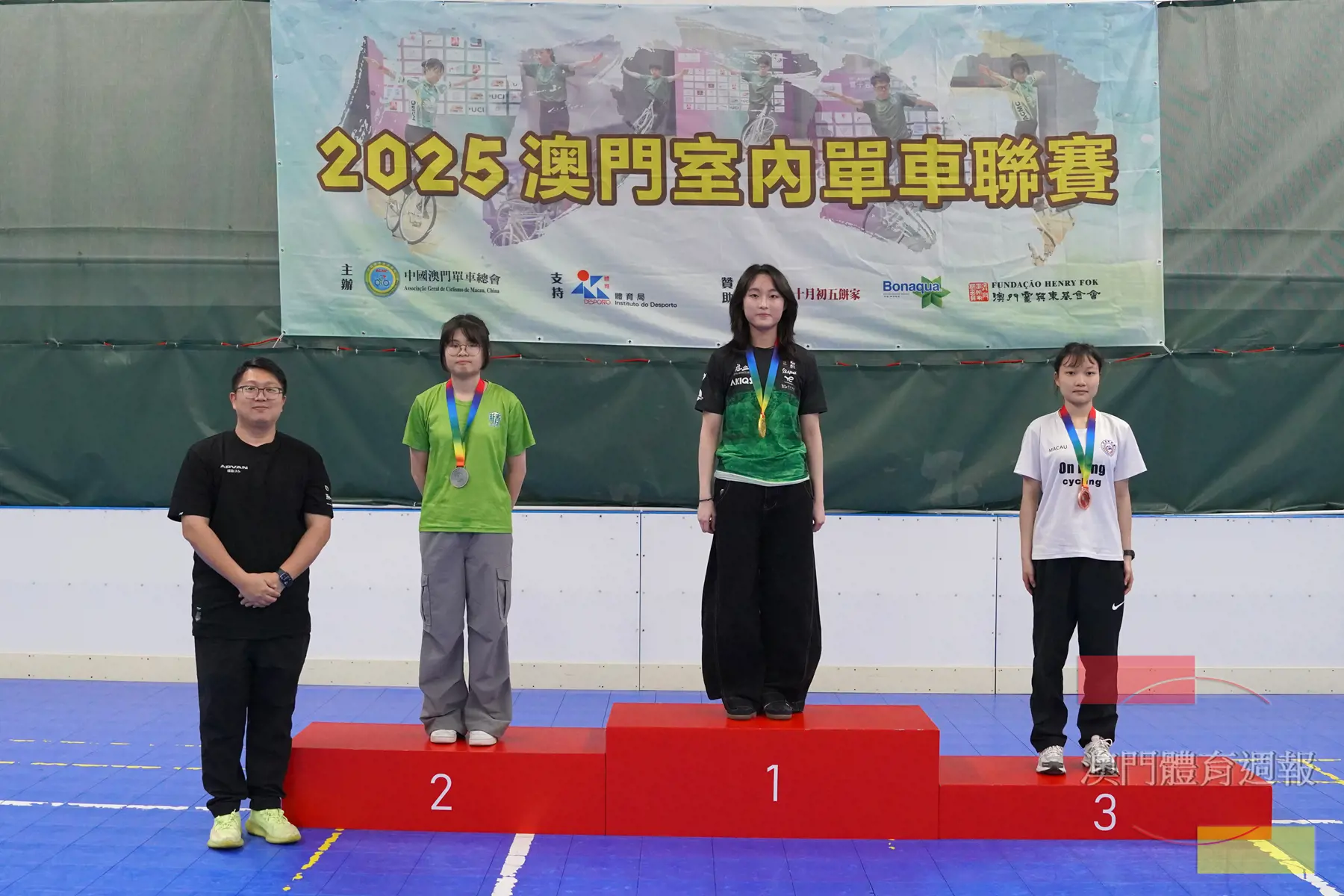 趙文杜向運動員頒發獎項.JPG