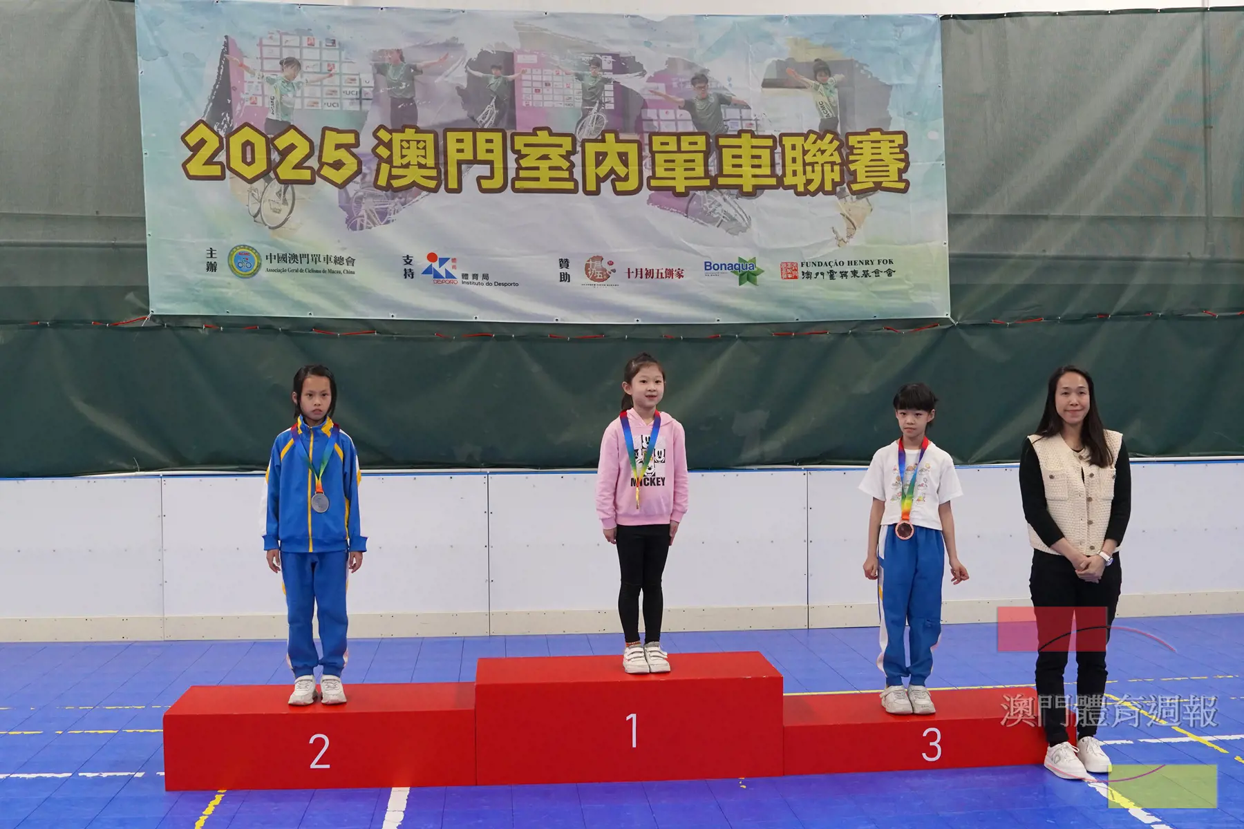 關淑賢向運動員頒發獎項.JPG