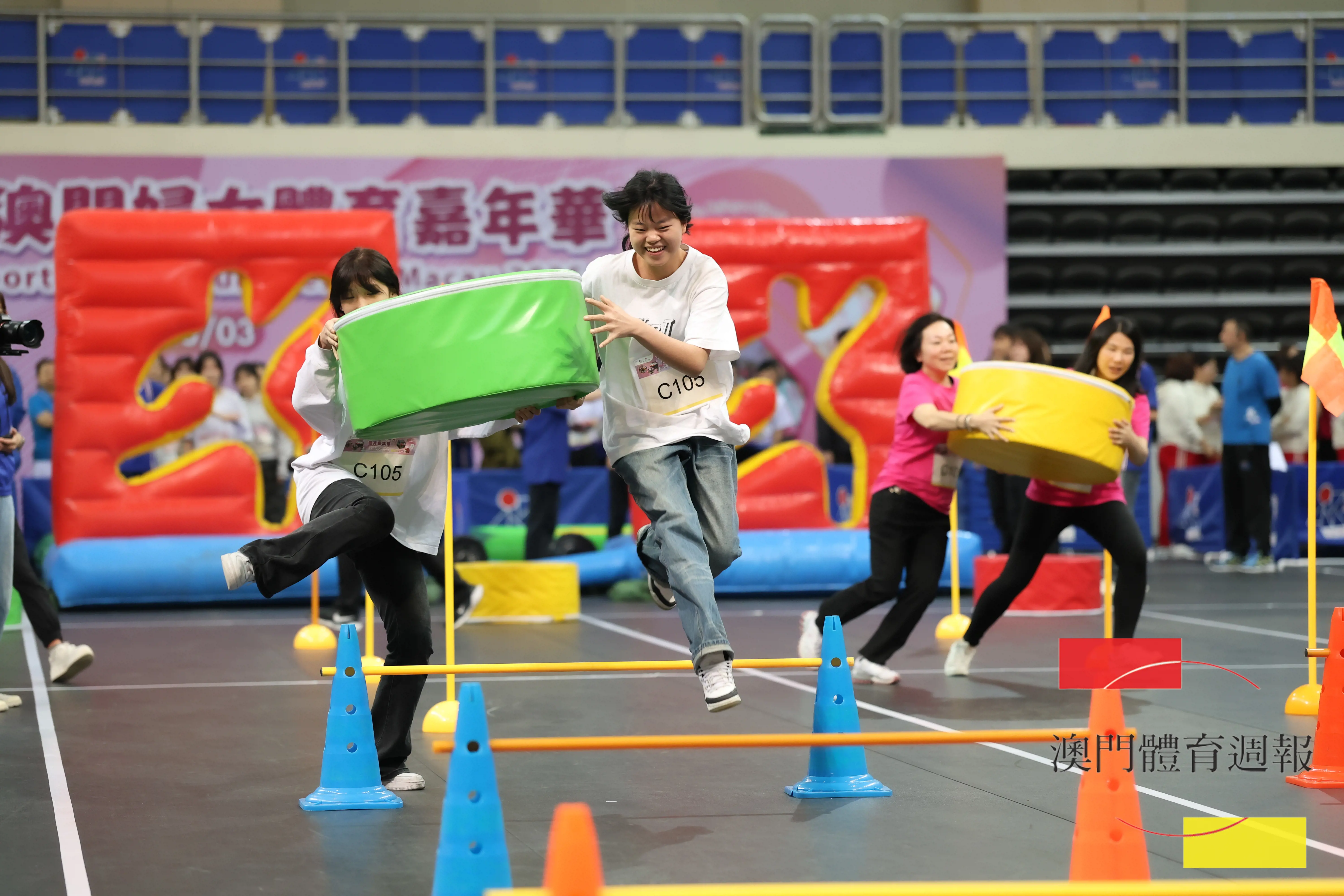 參與者同心合力闖關.jpg