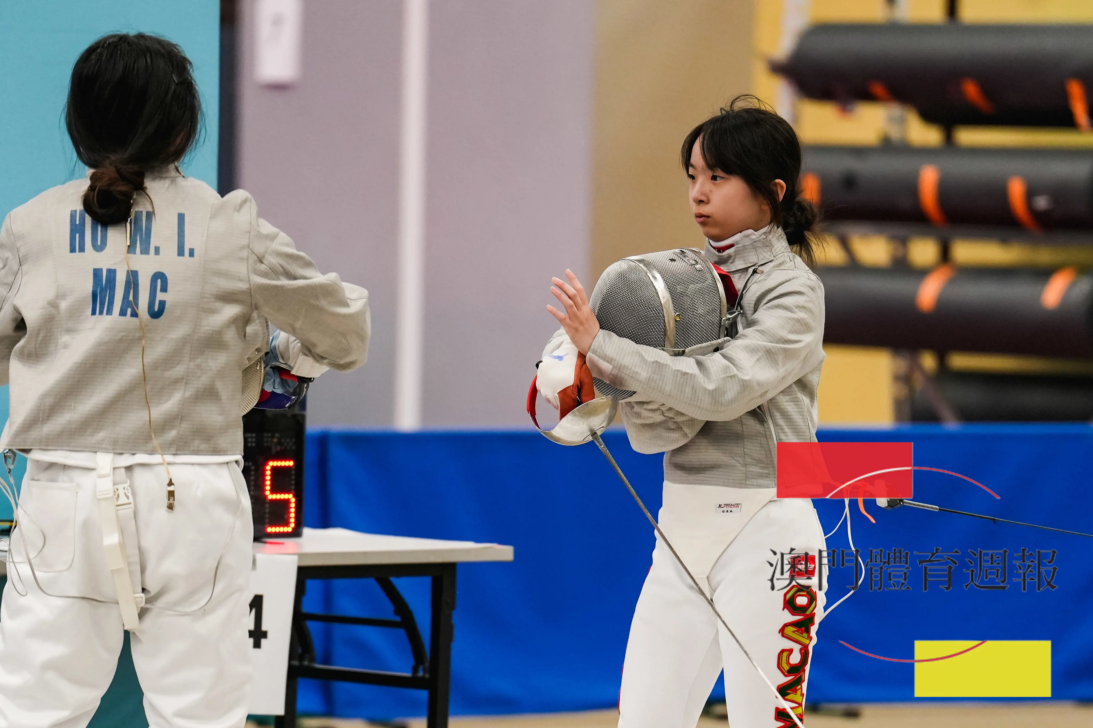 何穎兒在U18女子佩劍封后.jpg