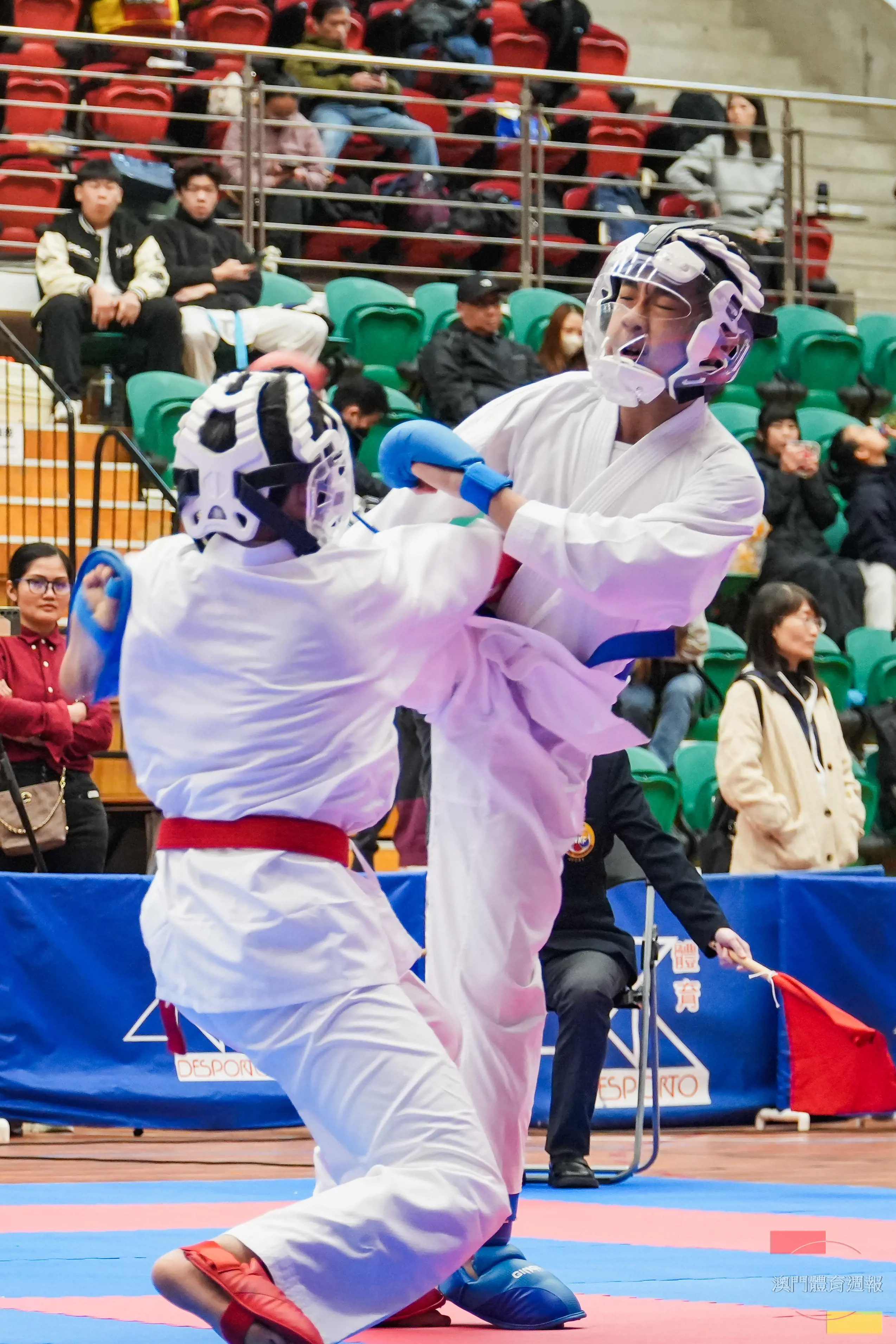 梁思行（右）在12至13歲高級組男子+50kg組手奪冠.jpg