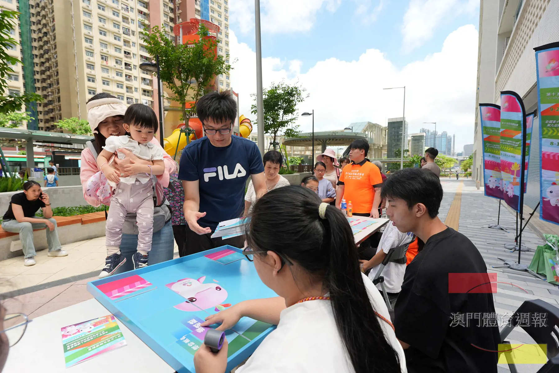 公眾體驗全運會攤位遊戲。.jpg