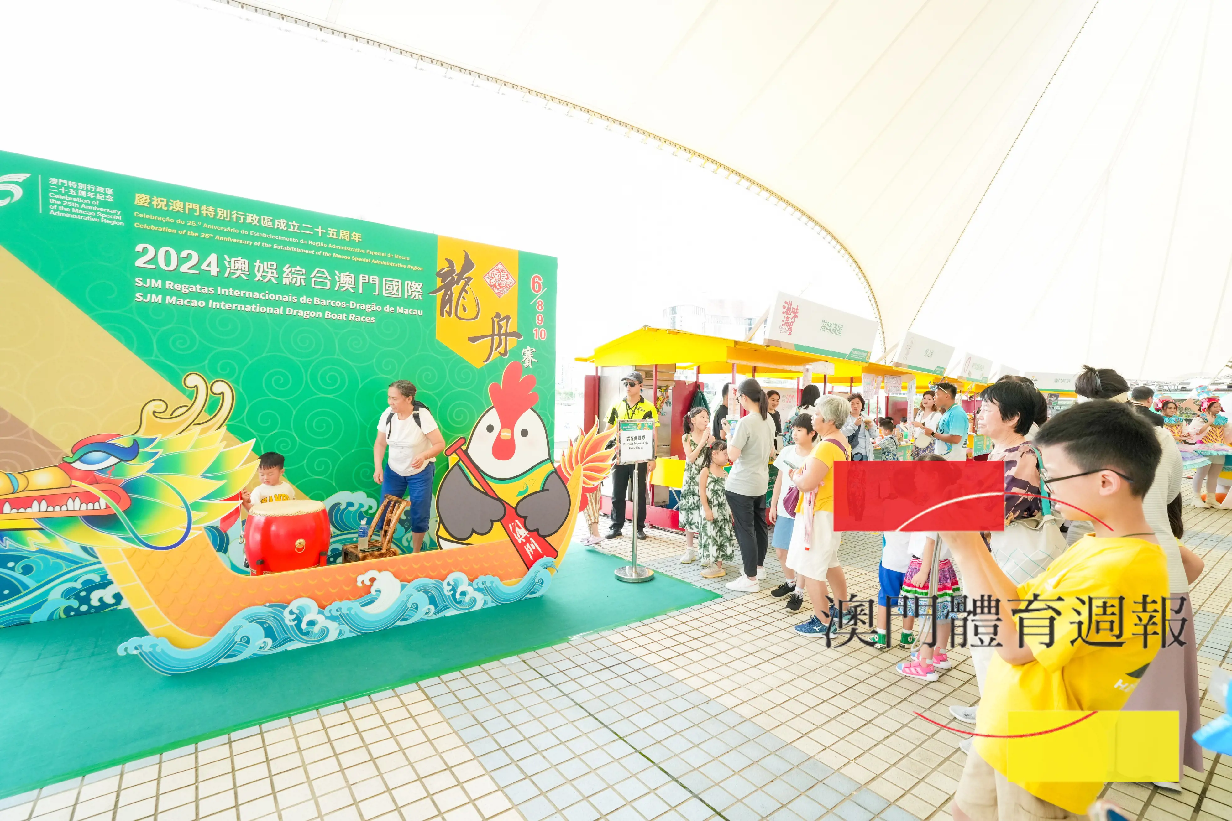 家長帶同小朋友感受節日氣氛.jpg