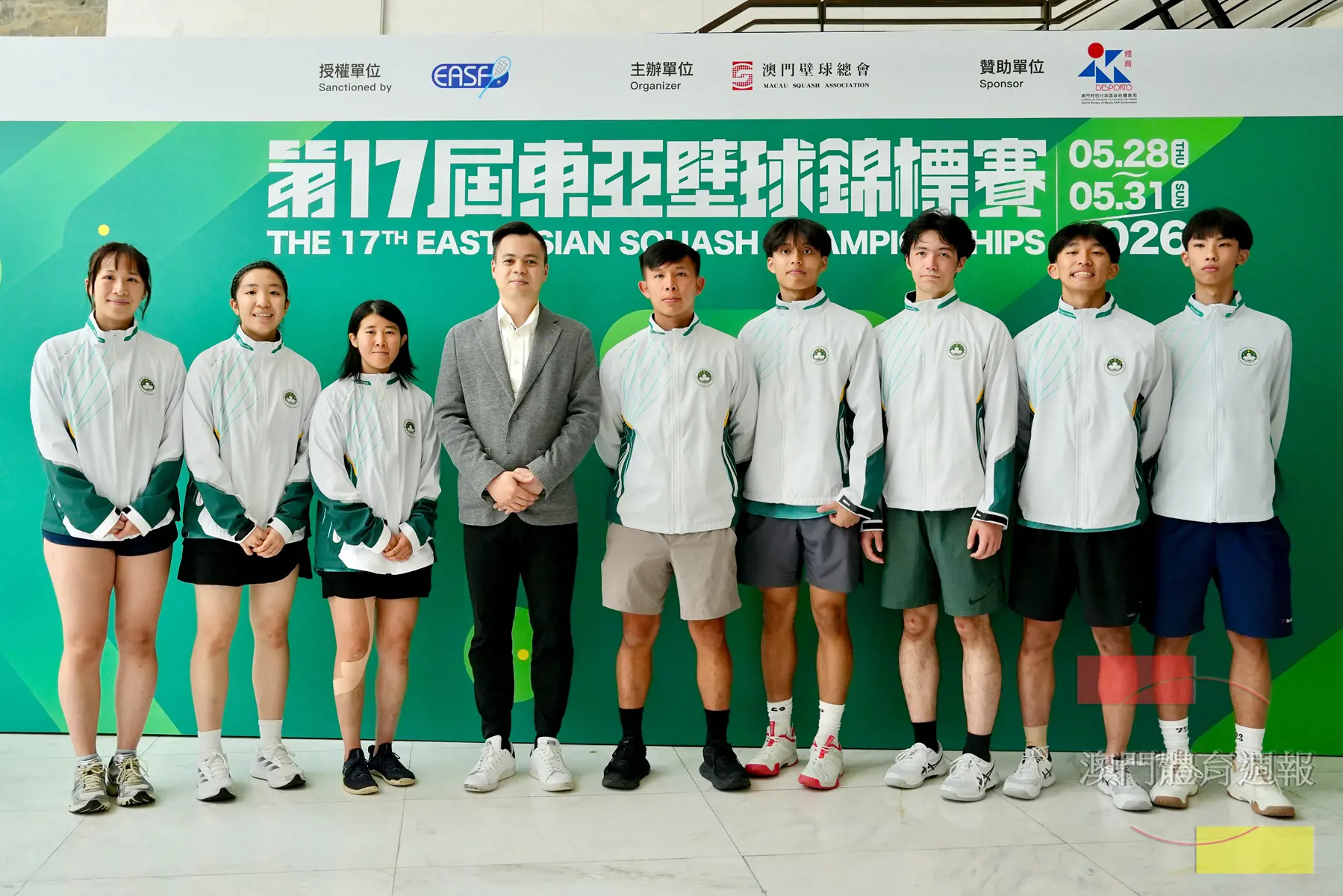 東亞壁球錦標賽賽事總監歐文道（左4）祝賀澳門壁球隊創下佳績.jpg