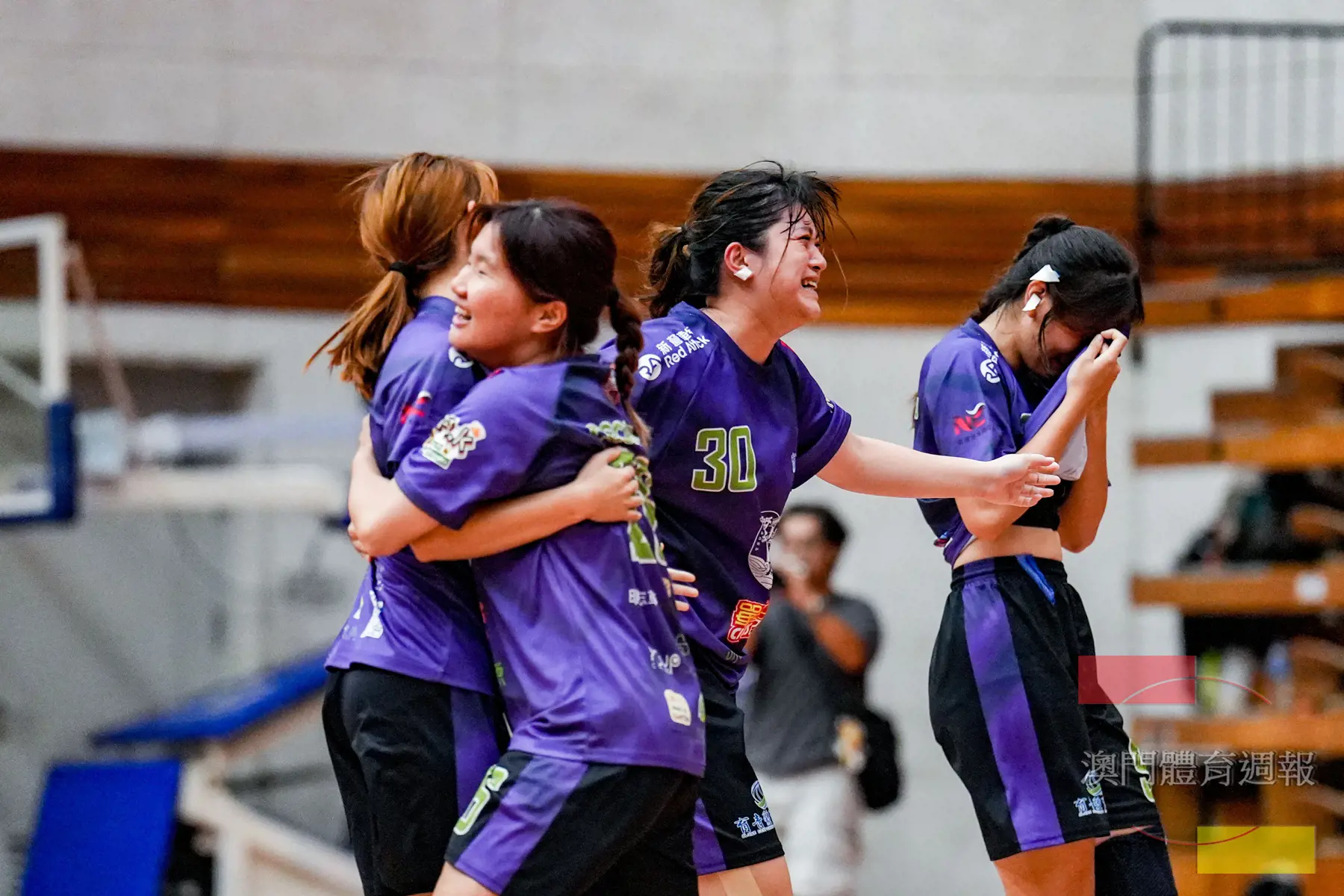 育青獲勝一刻球員相當激動.JPG