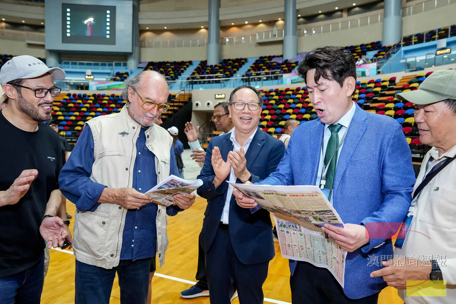國際體記聯主席梅路及亞洲體記聯主席鄭熙暾閱讀本報.jpg