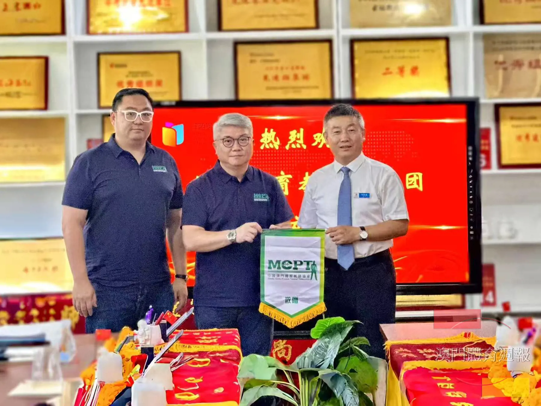 潘永權（中）、老傑龍與楊振德（右）互贈紀念品.jpg