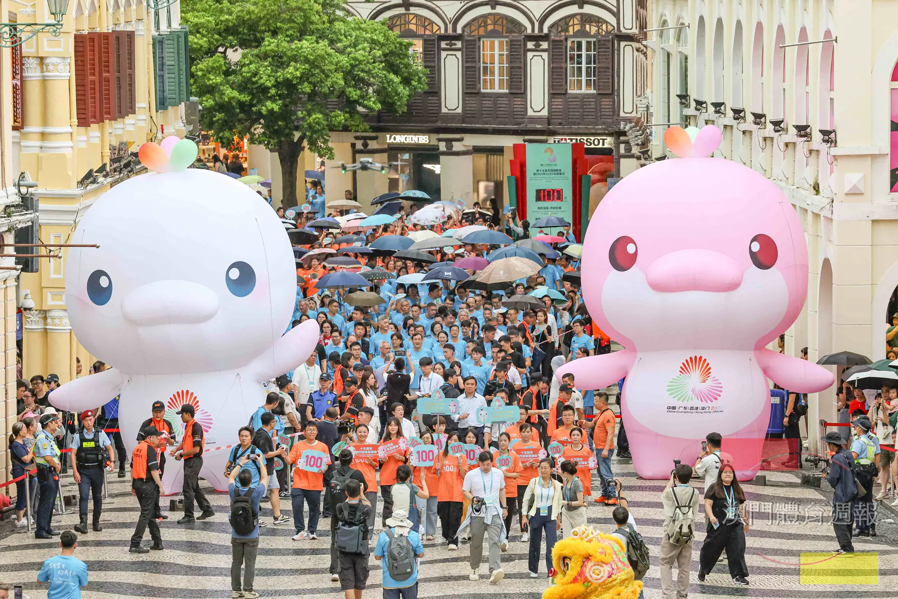 五米高吉祥物熱情迎接步行隊伍.jpg
