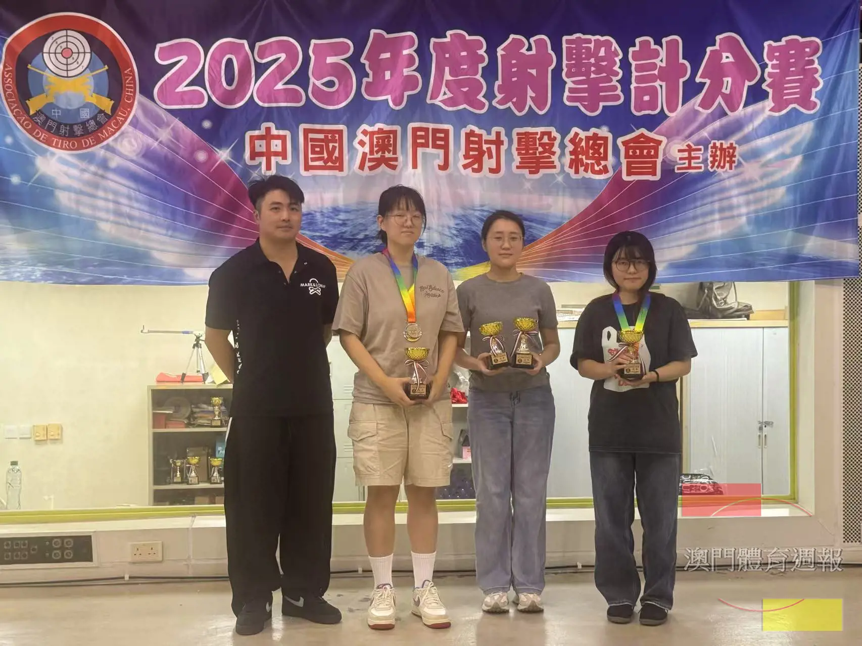 會長何劍文頒發女子10米汽手槍獎項.jpg