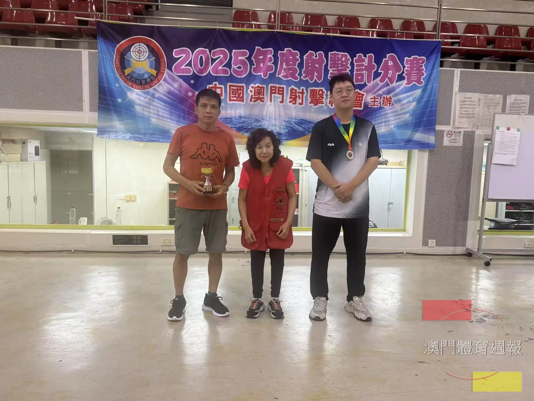 總教練楊敏儀頒發男子50米手槍獎項.jpg