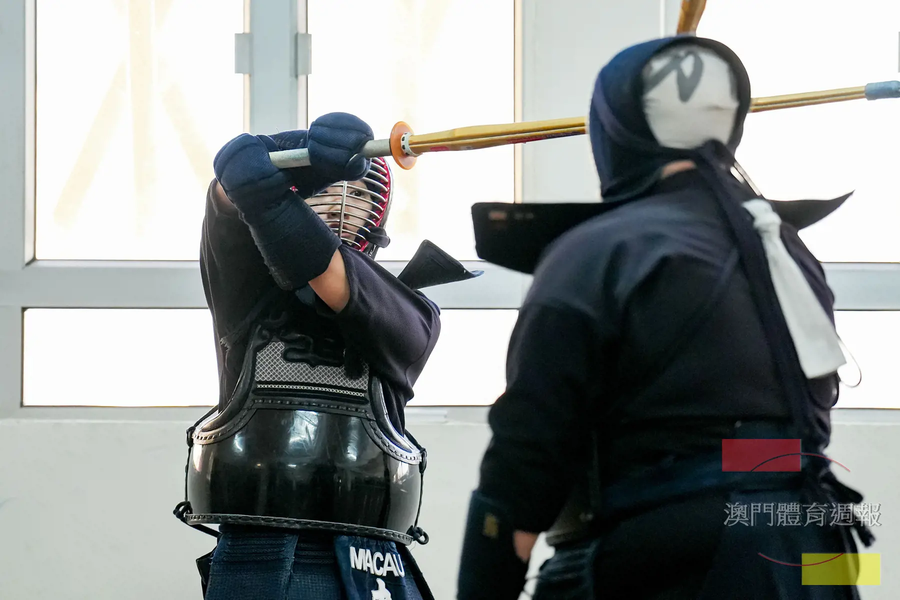 劍手凝神對峙.jpg