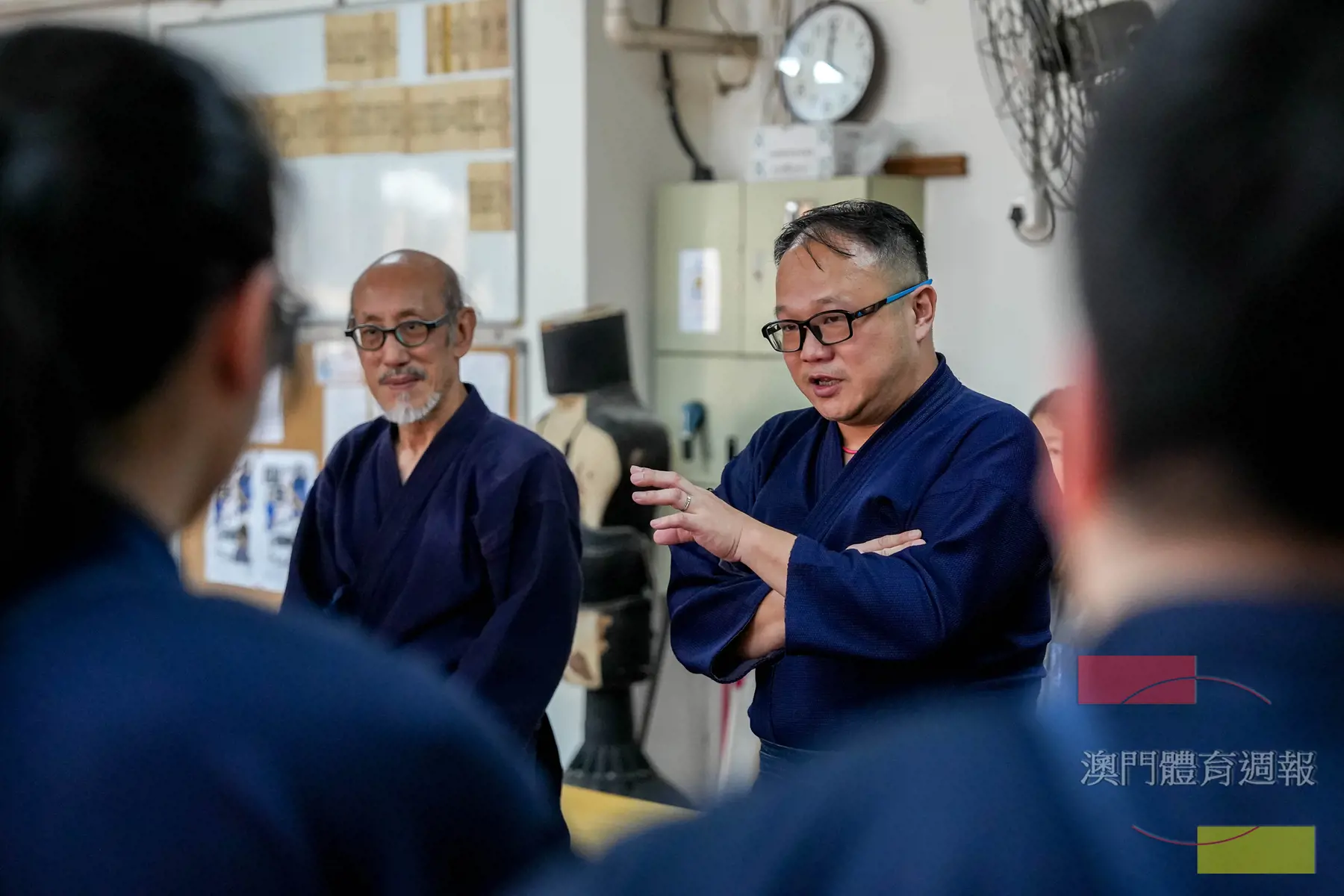 劍道連盟理事長張子鵬（右）與總教練黎富恩向選手講解規則.jpg