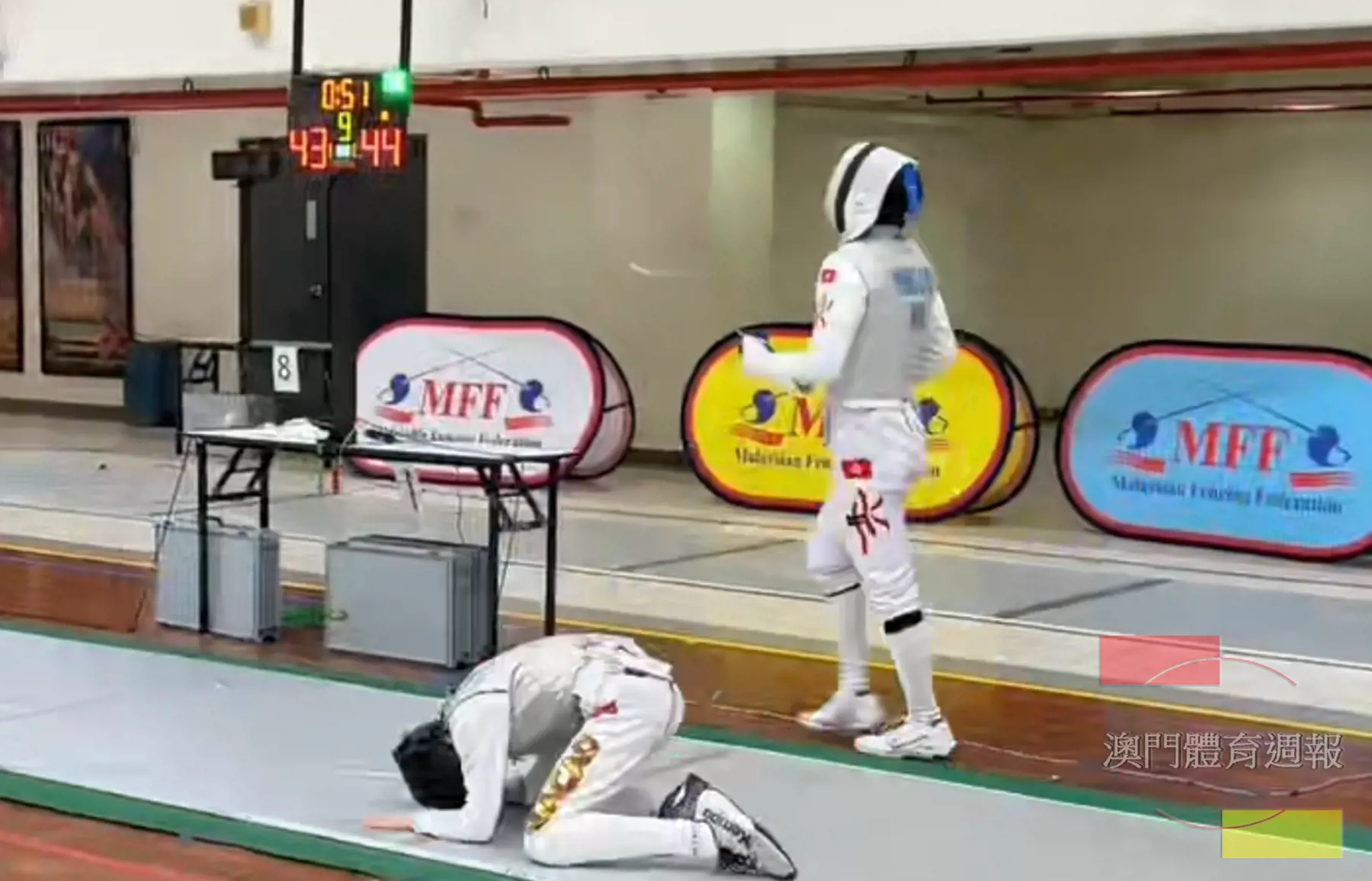 男子花團決賽張仲翹獲勝一刻跪到地上激動慶祝.png