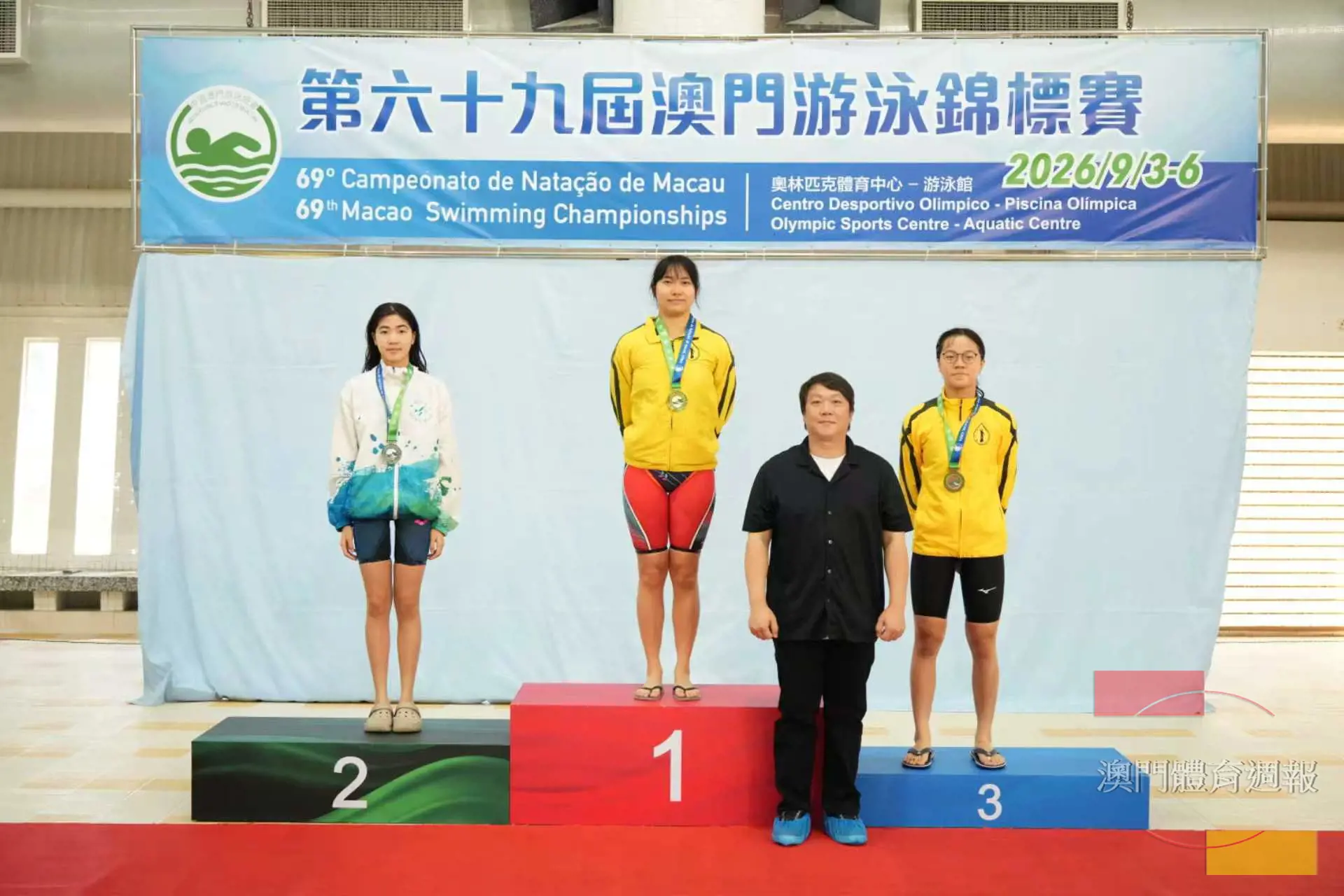 泳總賴百齡理事長主持女子50米自由泳頒獎.jpg