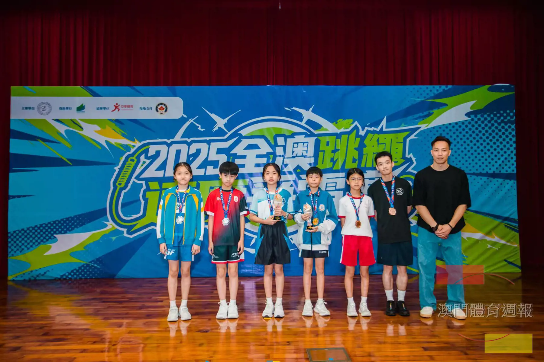 180秒速度耐力跳U12組頒獎.jpg