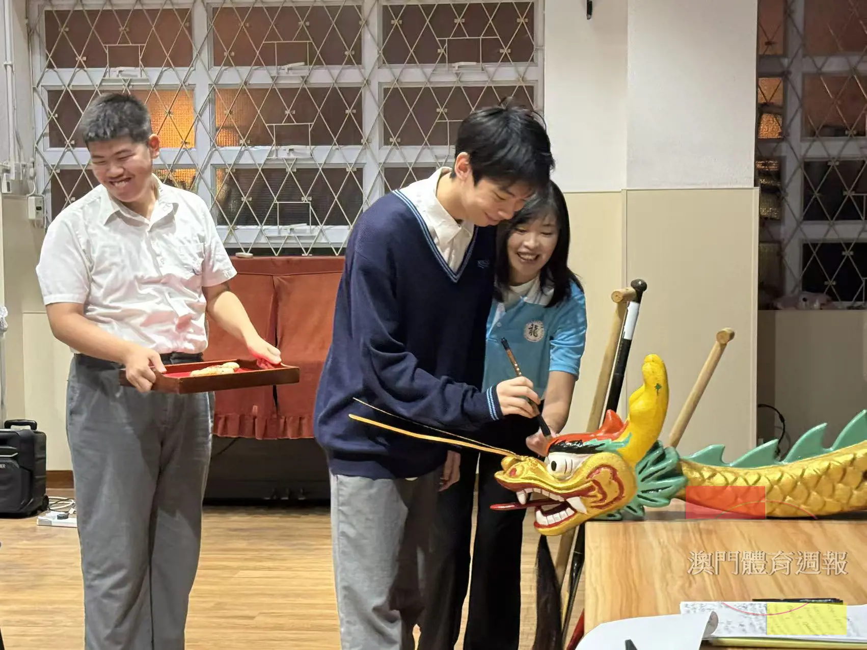 學生能近距離接觸龍舟.jpg