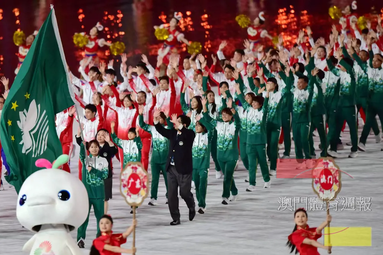 澳門體育代表團向在場觀眾熱烈揮手致意.jpg