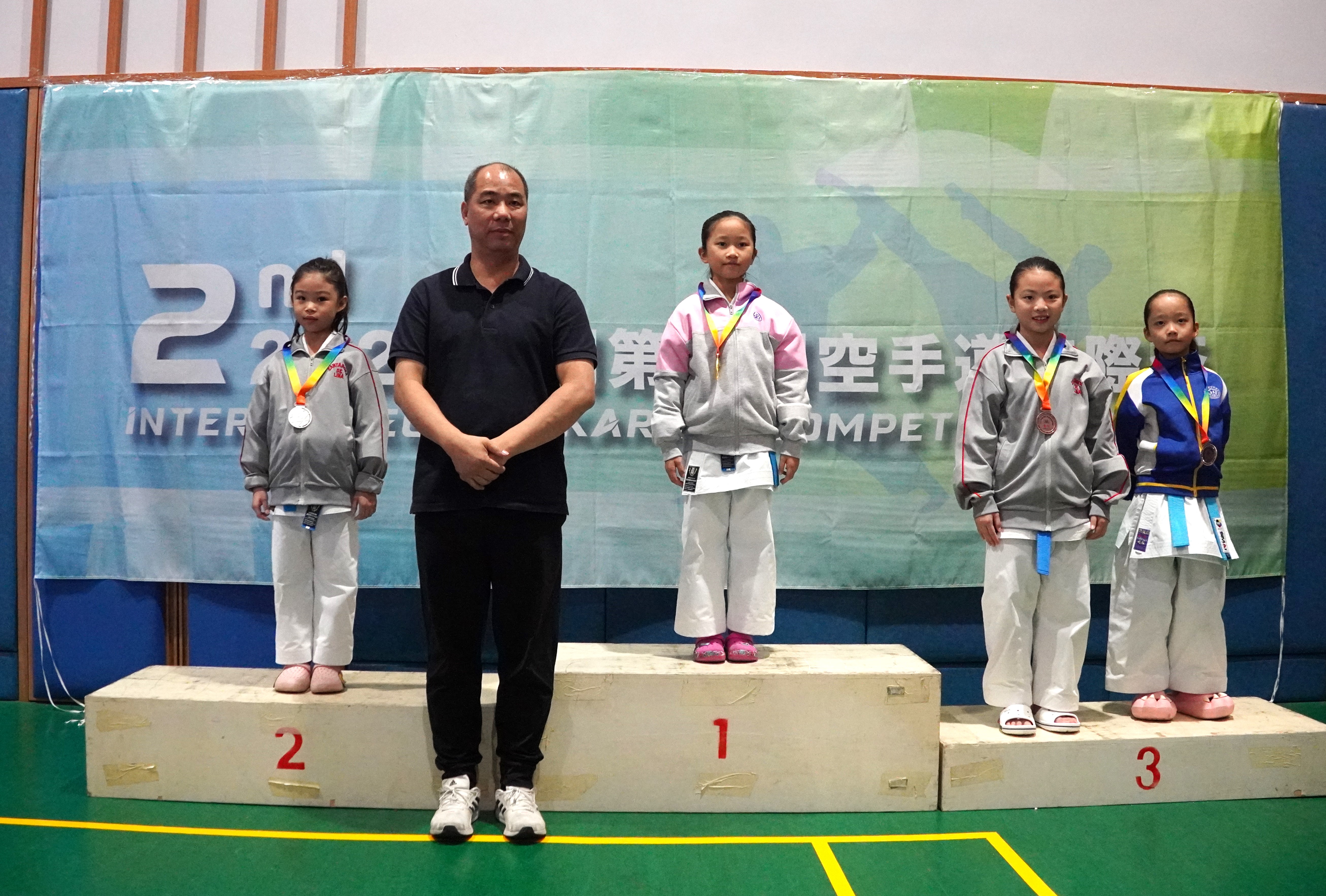 出席嘉賓為運動員頒發獎項1.JPG