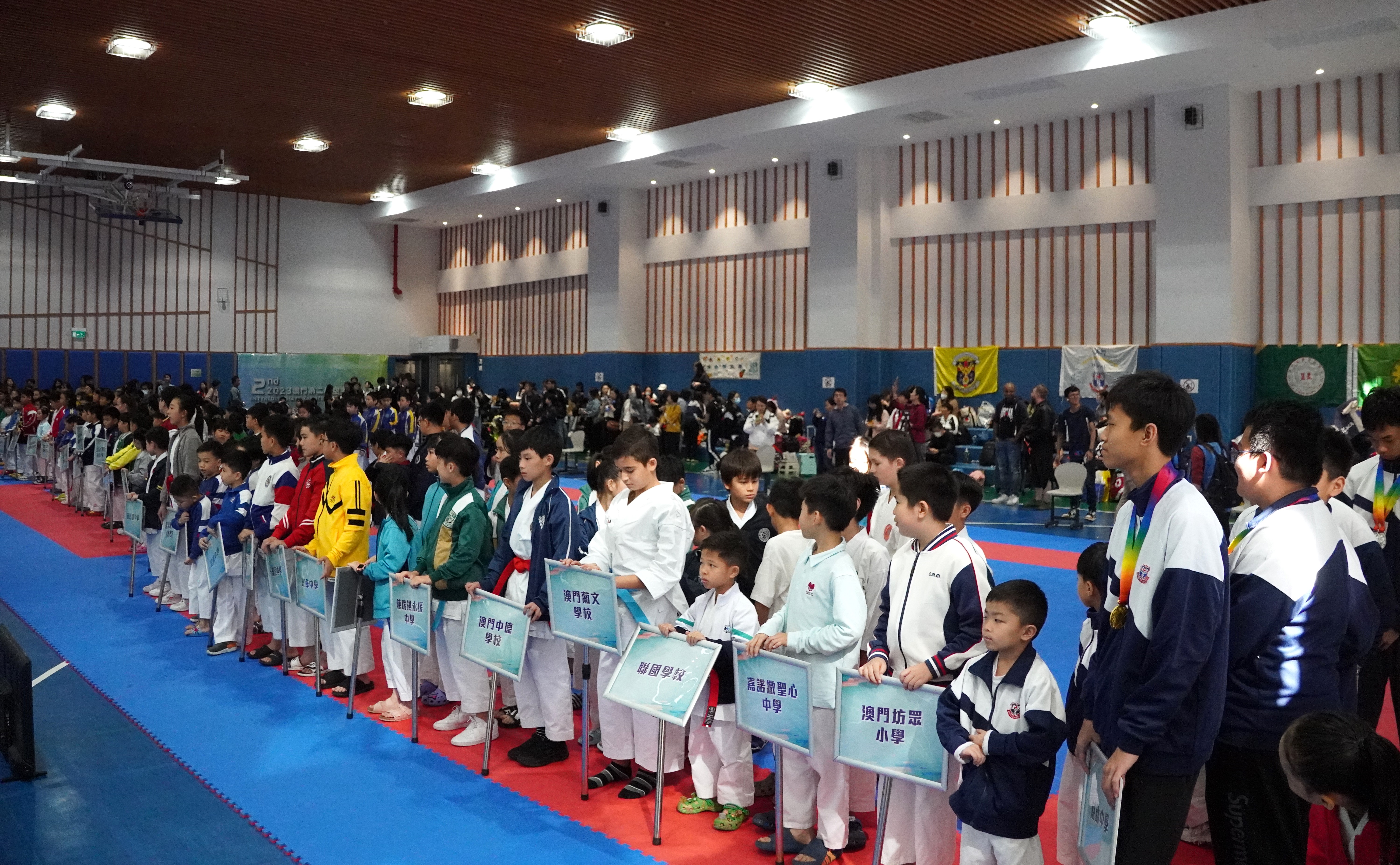 開幕式上五十多家學校運動員列隊出席。.JPG
