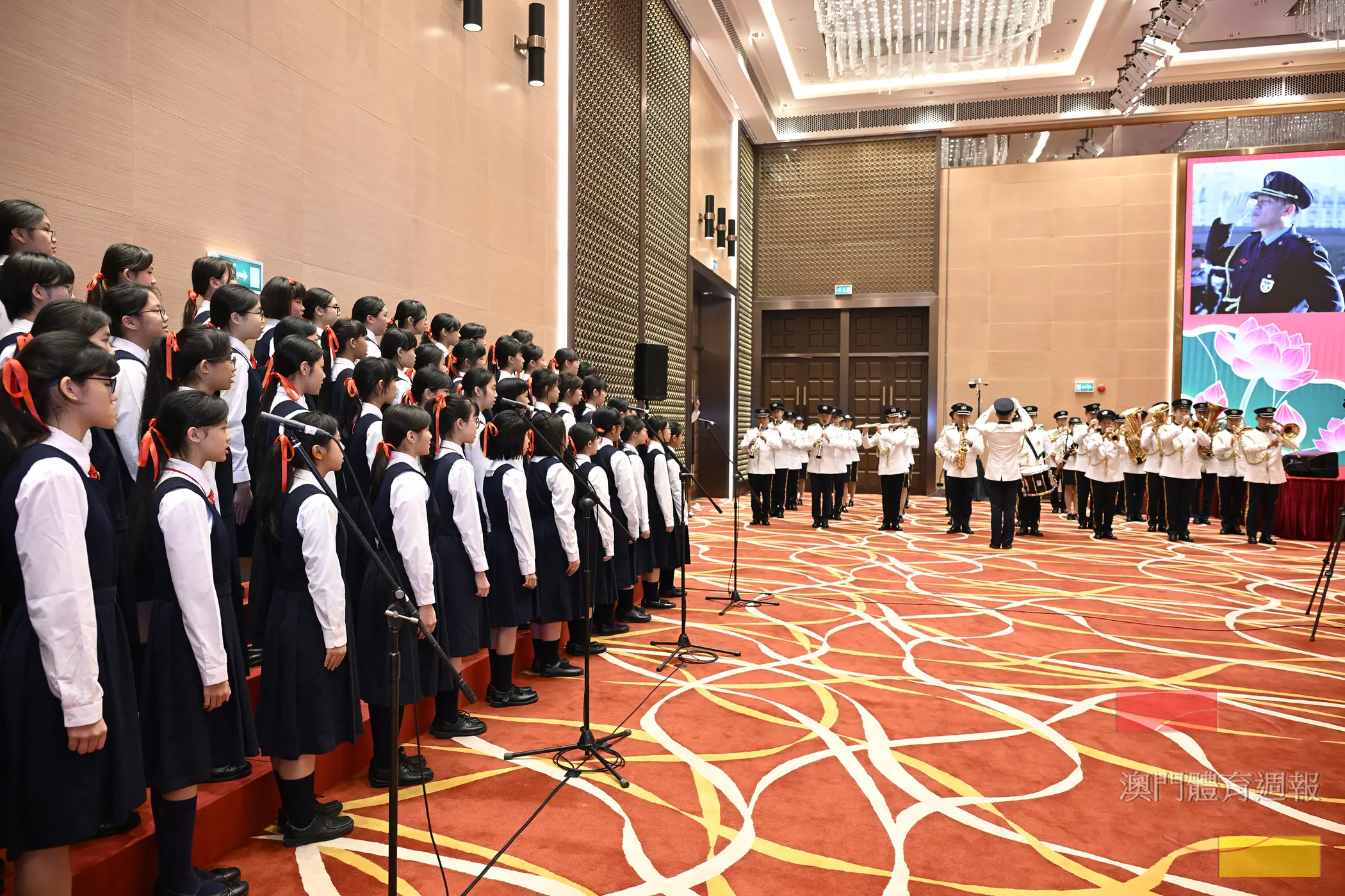 警察銀樂隊與本澳中學生在酒會上奏唱國歌。.jpg