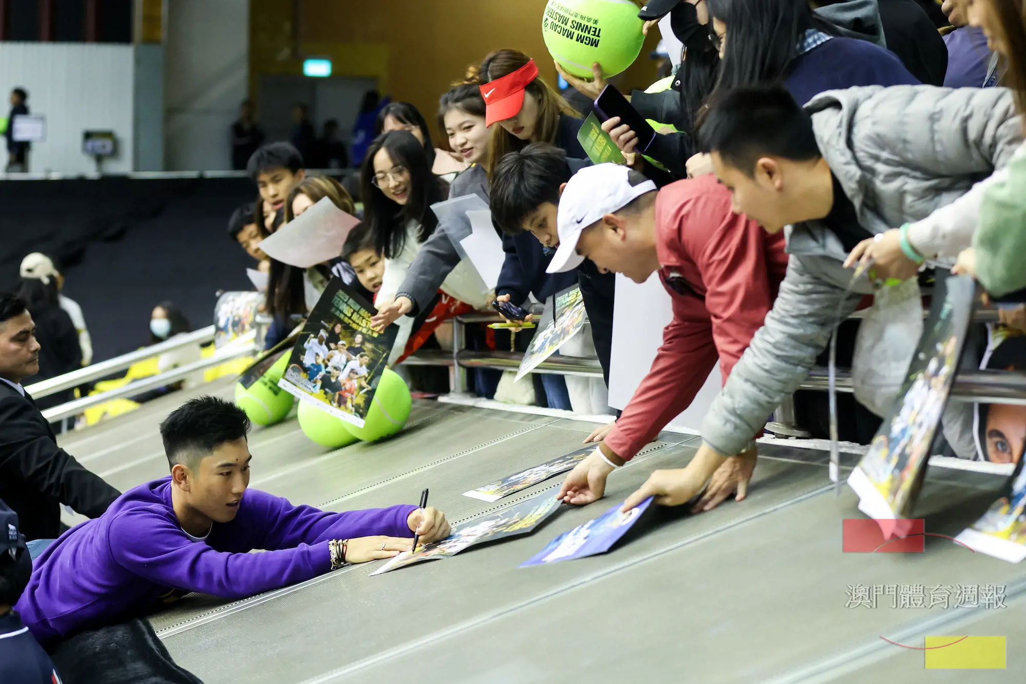 商竣程為球迷簽名.jpg