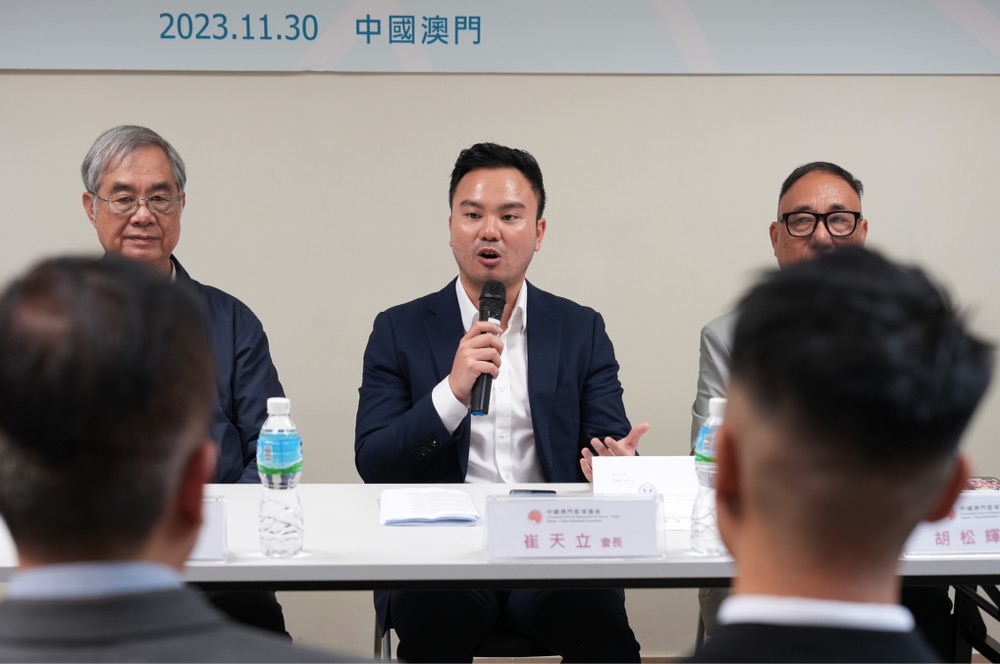 崔天立(中)連任會長一職.jpg