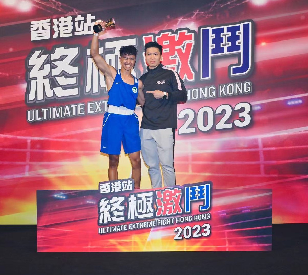 教練吳國權向沙爾文祝賀。.jpg