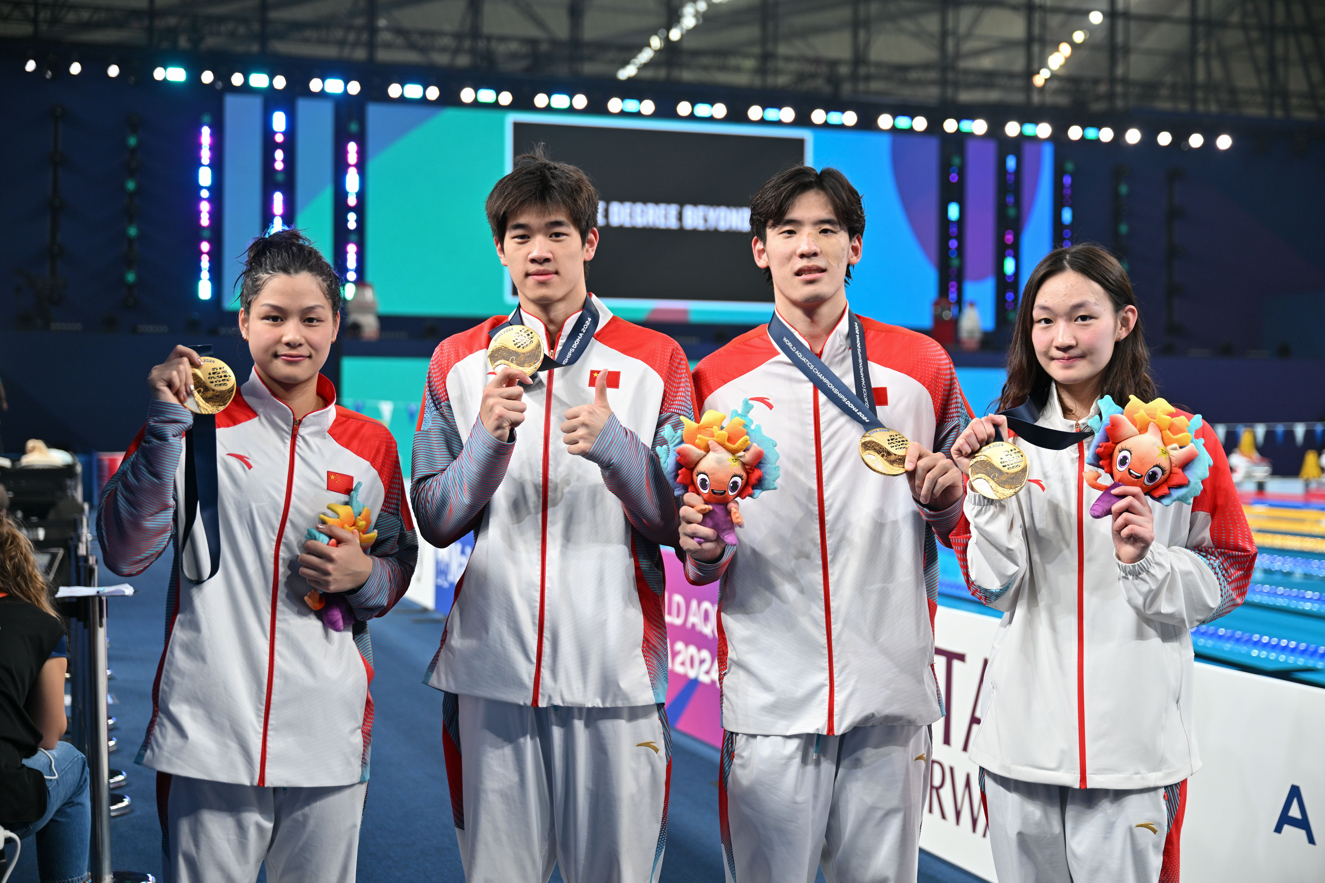 冠軍中國隊余依婷、潘展樂、王浩宇、李冰潔（從左至右）在頒獎儀式後合影。.JPG