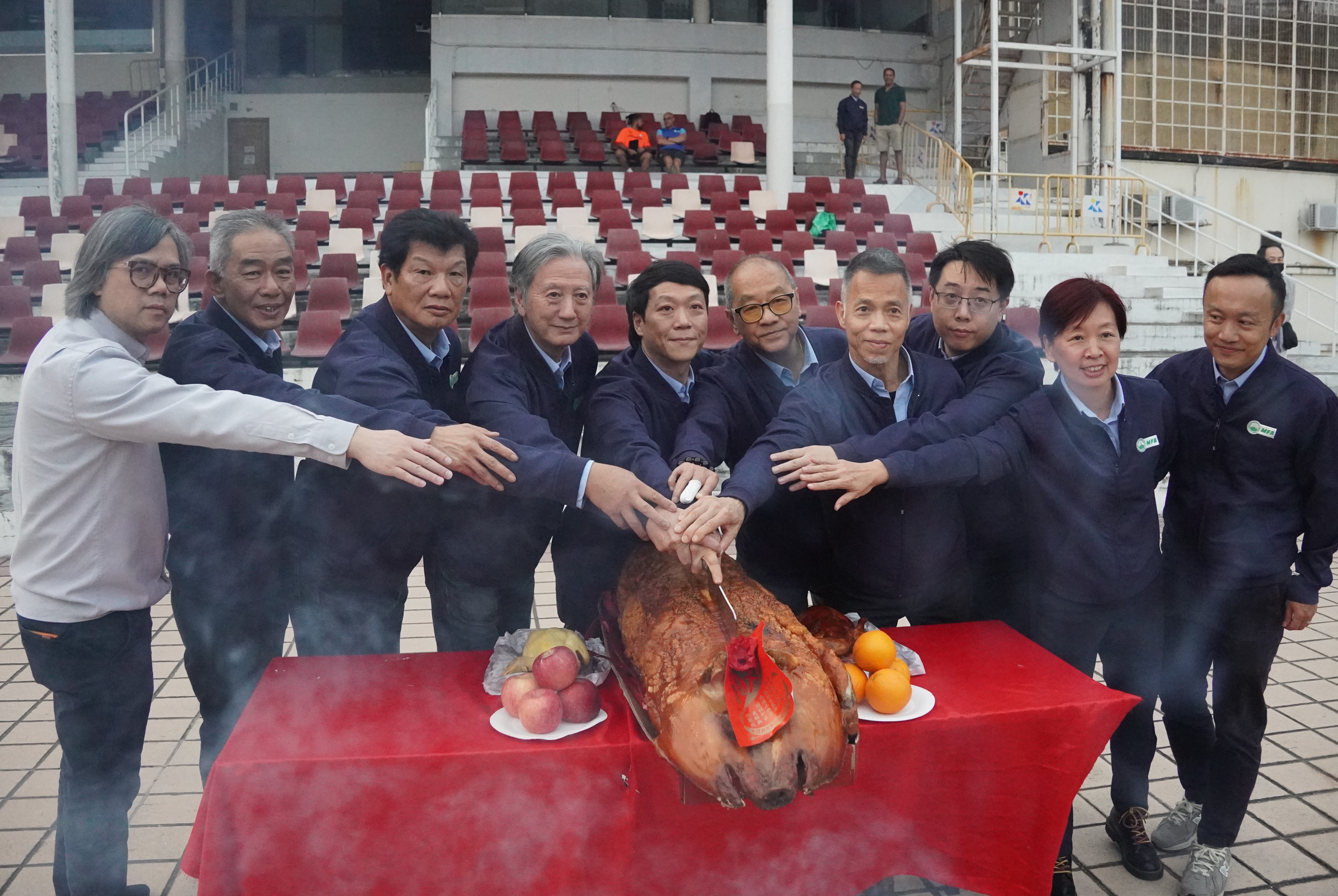足總一眾領導齊齊切金豬迎新球季.JPG