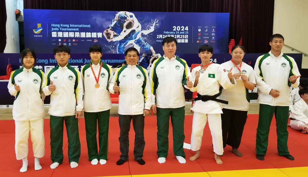 獲獎運動員與領隊及教練合照.jpg