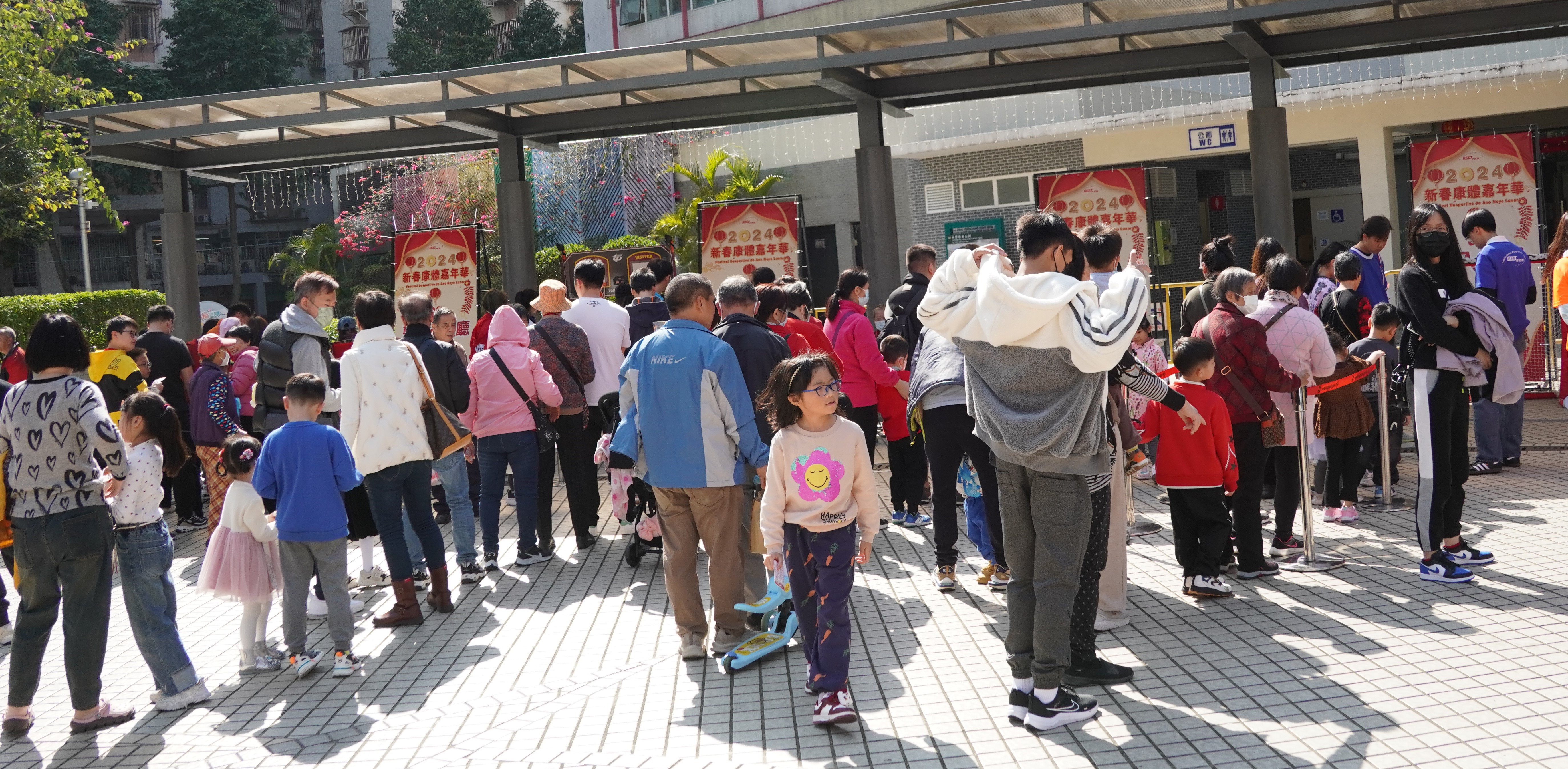 大批市民輪候攤位遊戲.JPG