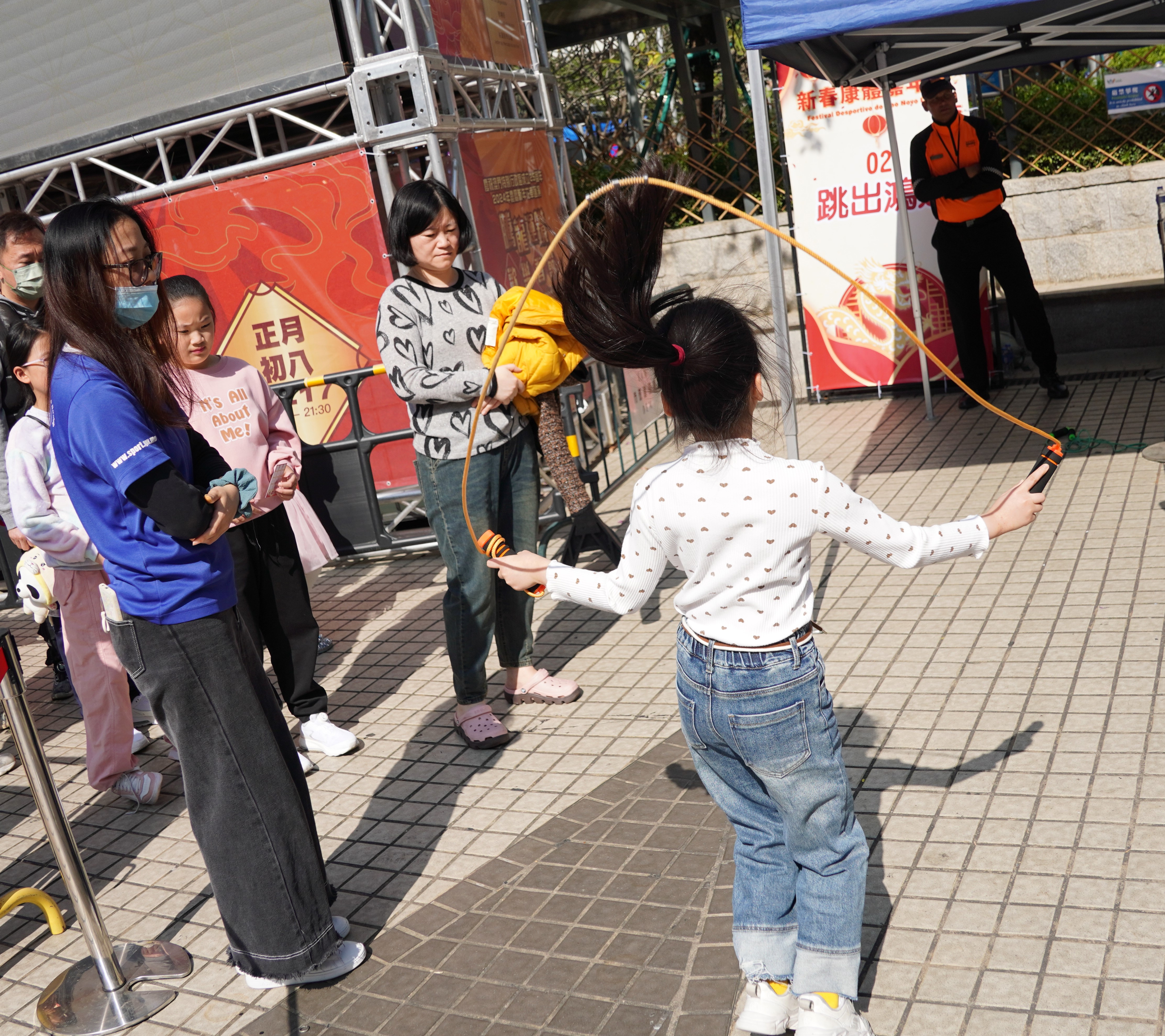 富有新年特色攤位遊戲“跳出鴻運”.JPG