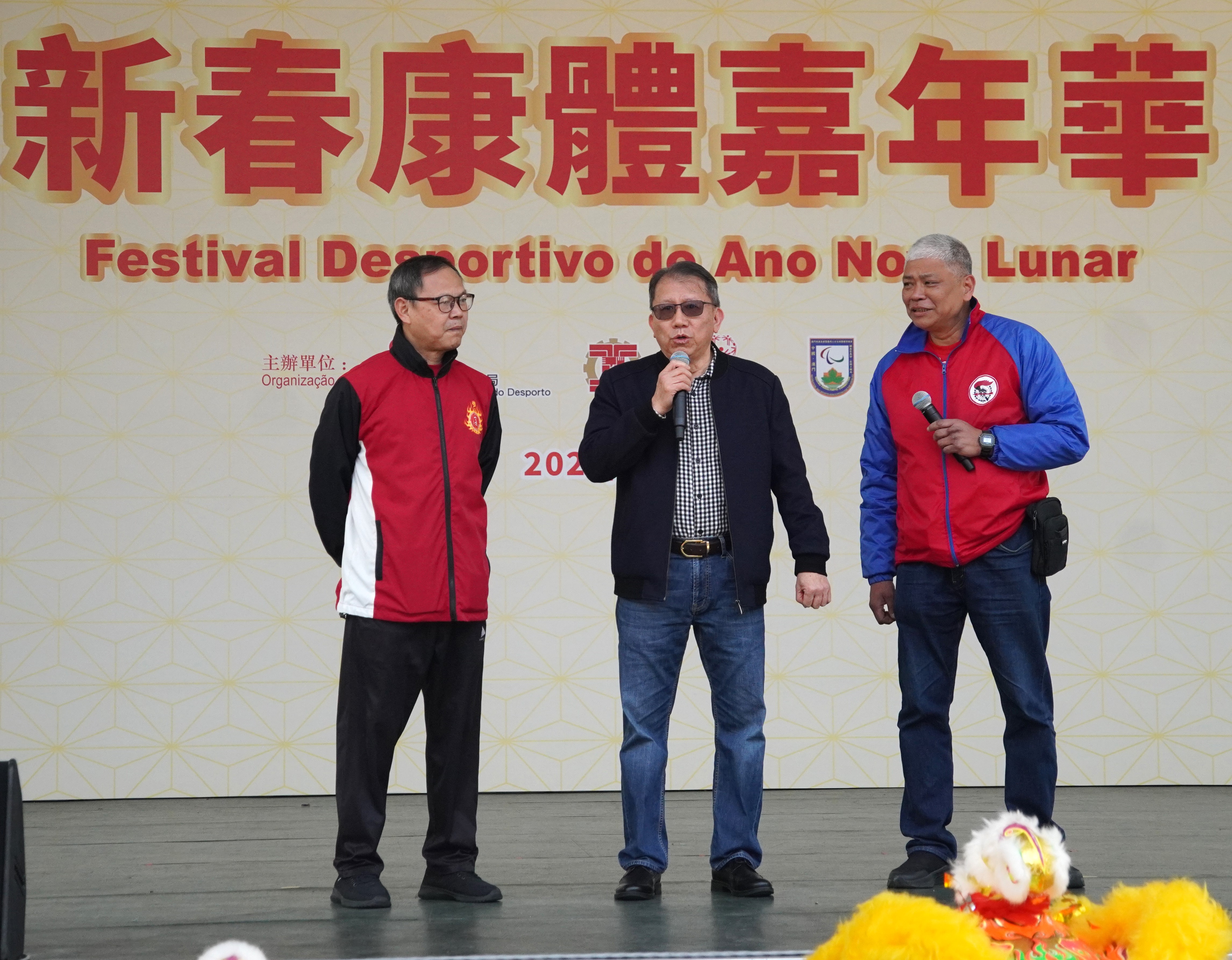 阮愛武(中)，潘敬文(右)及李錦華三位師傅向市民祝賀之外，亦向市民介紹龍獅運動。.JPG