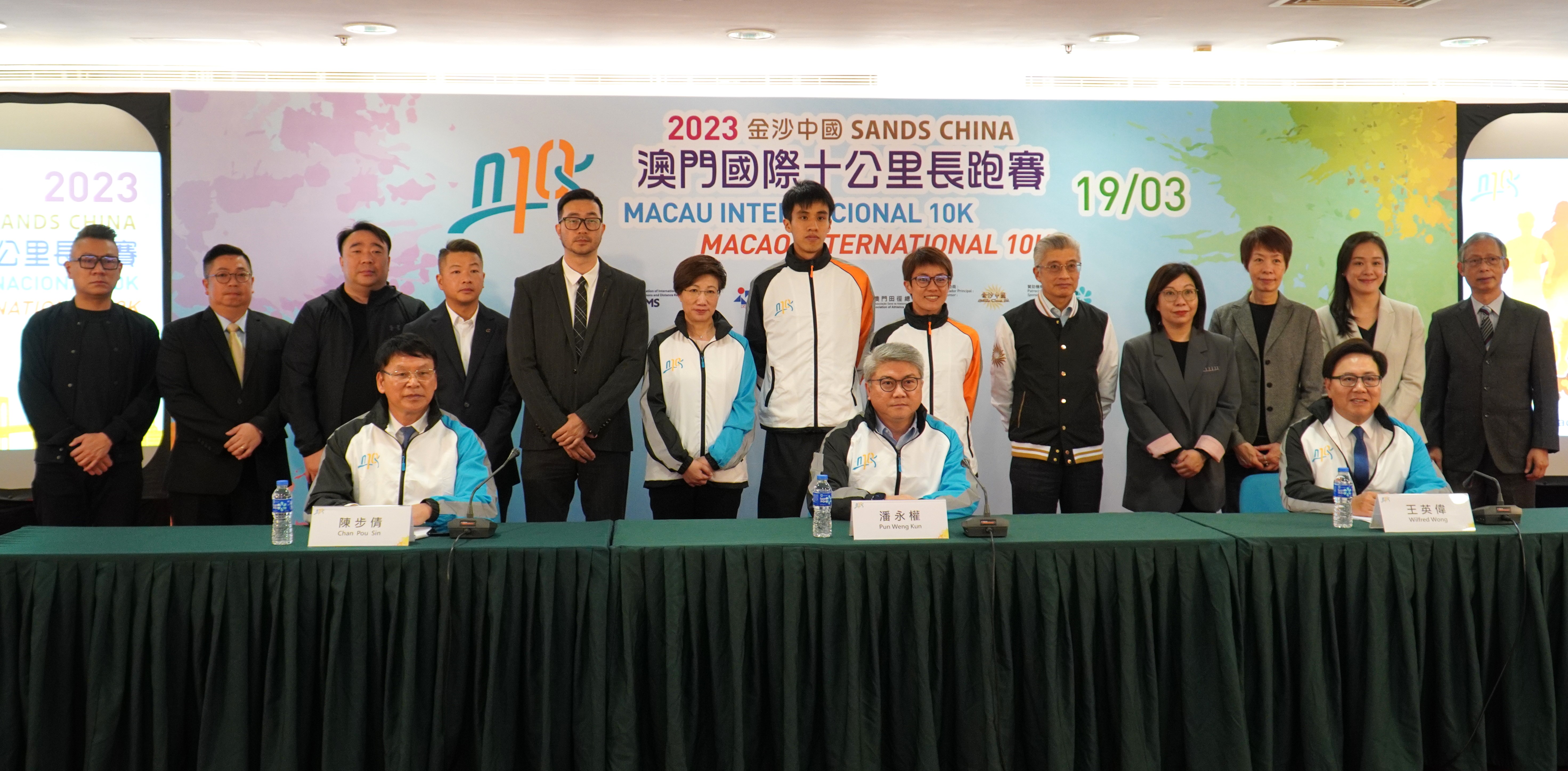 組委會、上屆本地冠軍葉聖陶及許朗與一眾嘉賓出席記招.JPG