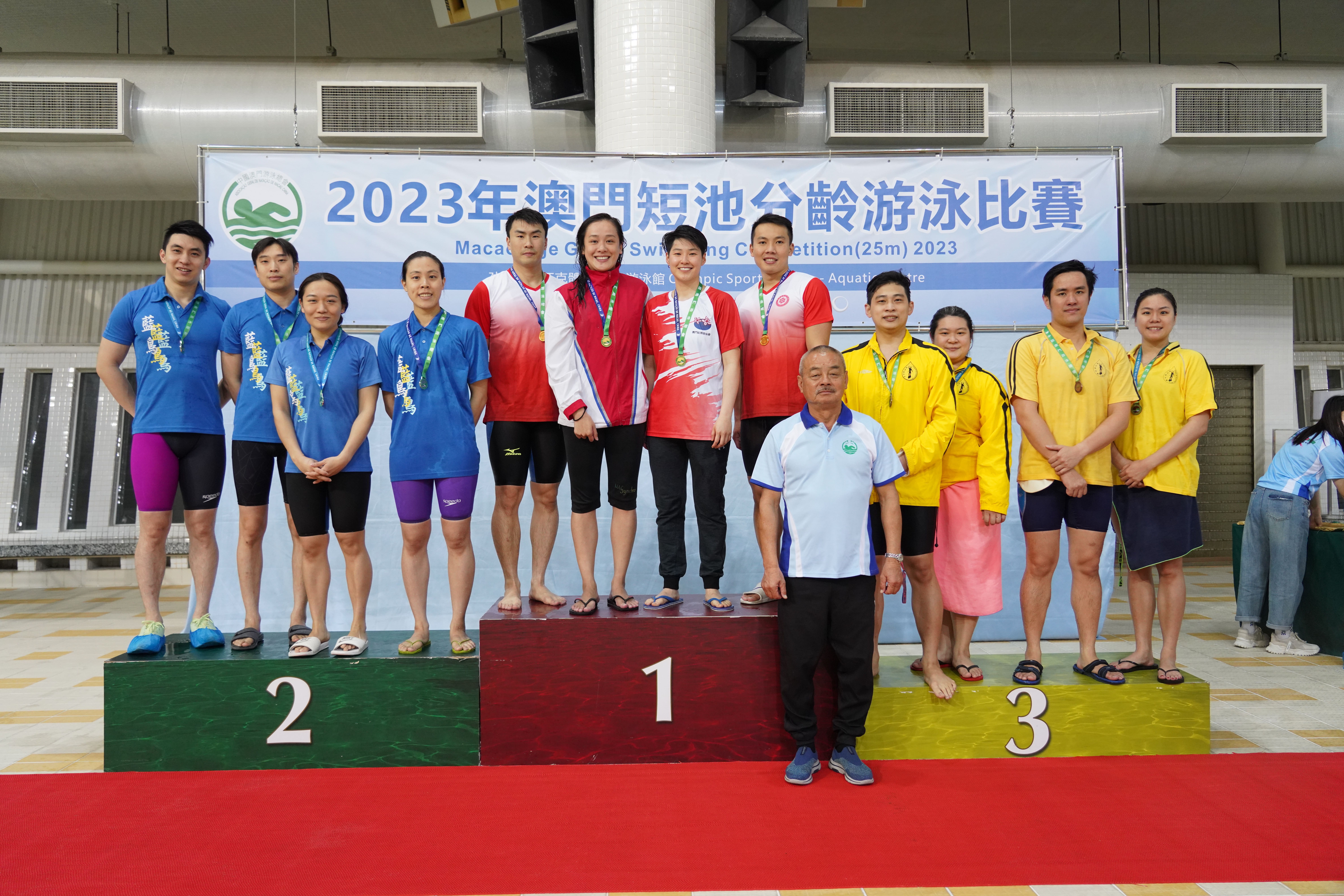 紅棉在男女子四乘五十米自由泳100至159歲組奪冠.jpg