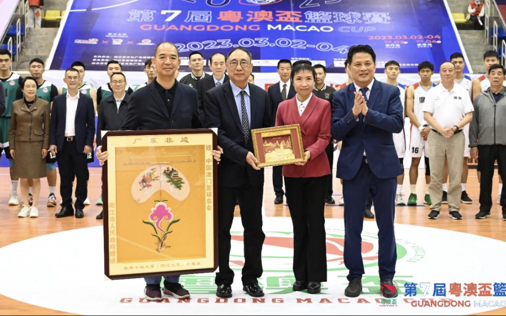 粵澳雙方交換紀念品.jpg