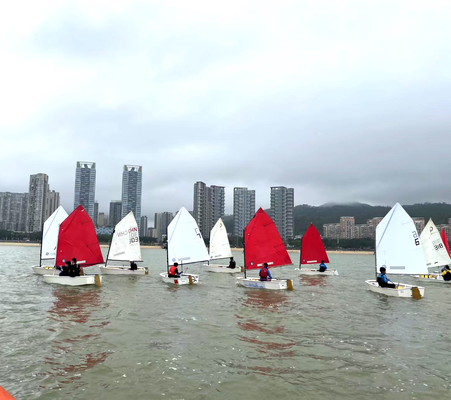 本澳及珠海兩地OP帆船運動員在珠海海天公園對開海域進行圑訓.jpg