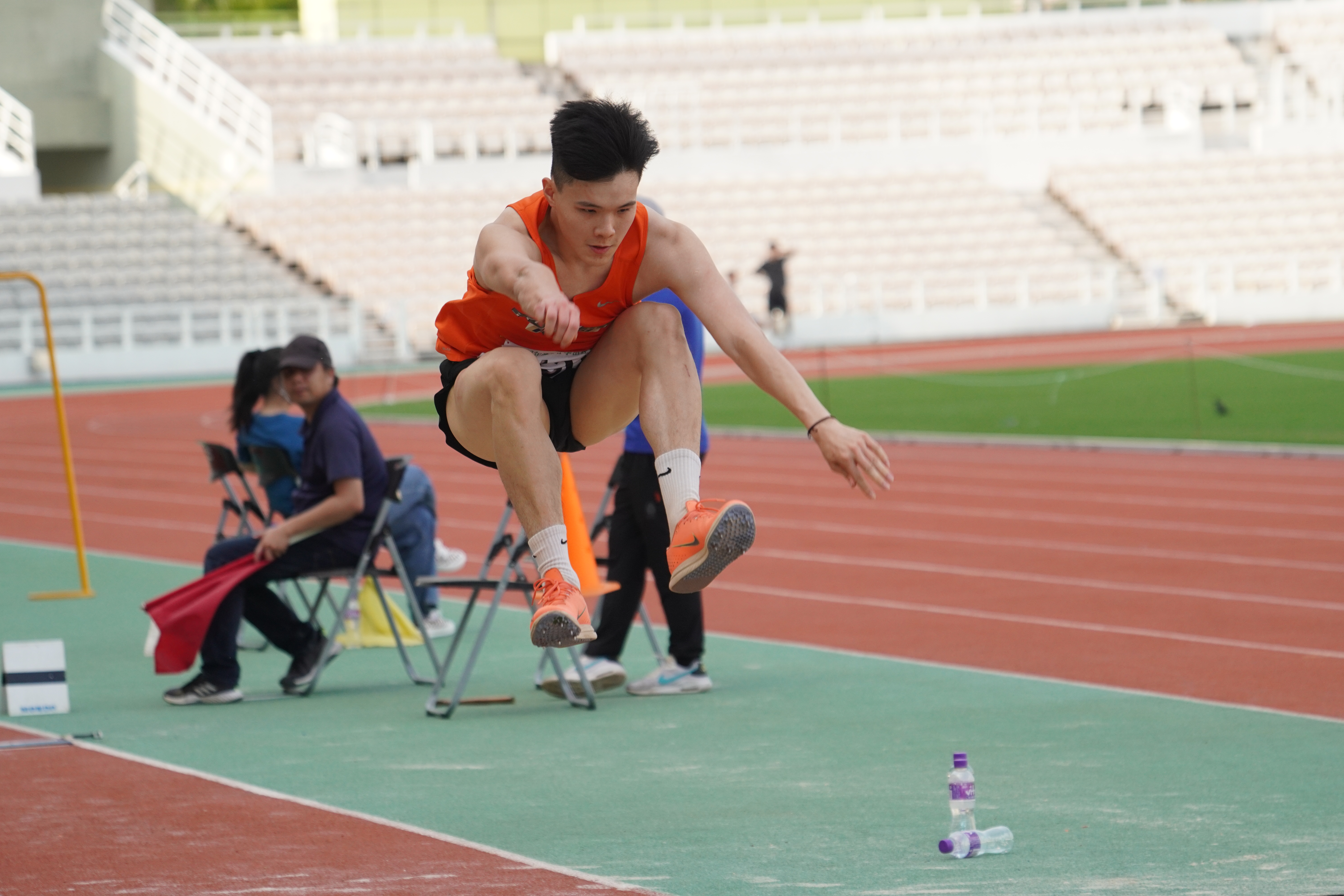 男子公開組三級跳遠，謝朗健在第六跳造出14米05封王。.JPG