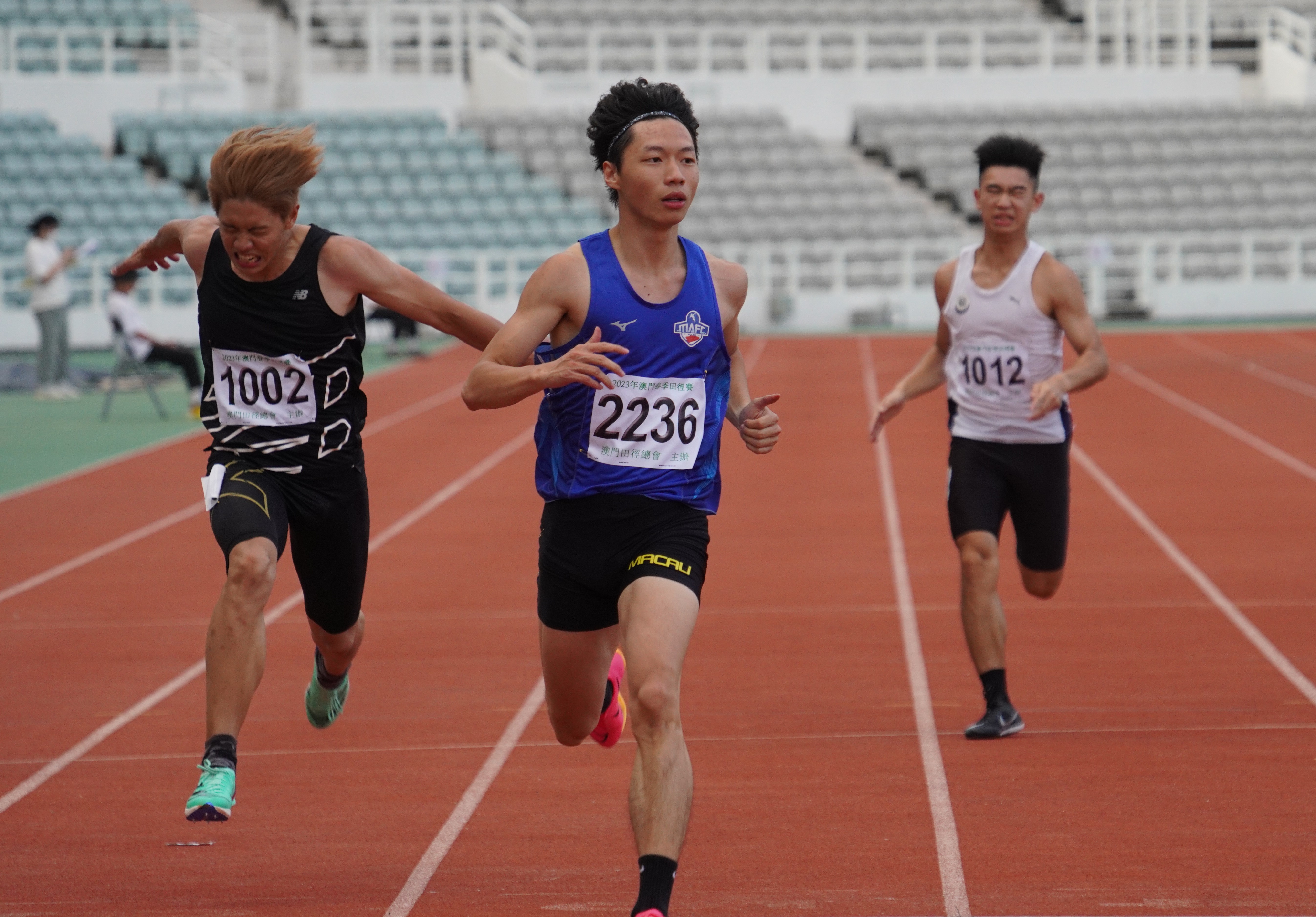 陳建華(圖中)與港將姚敬琛(圖左)鬥200米跑.JPG