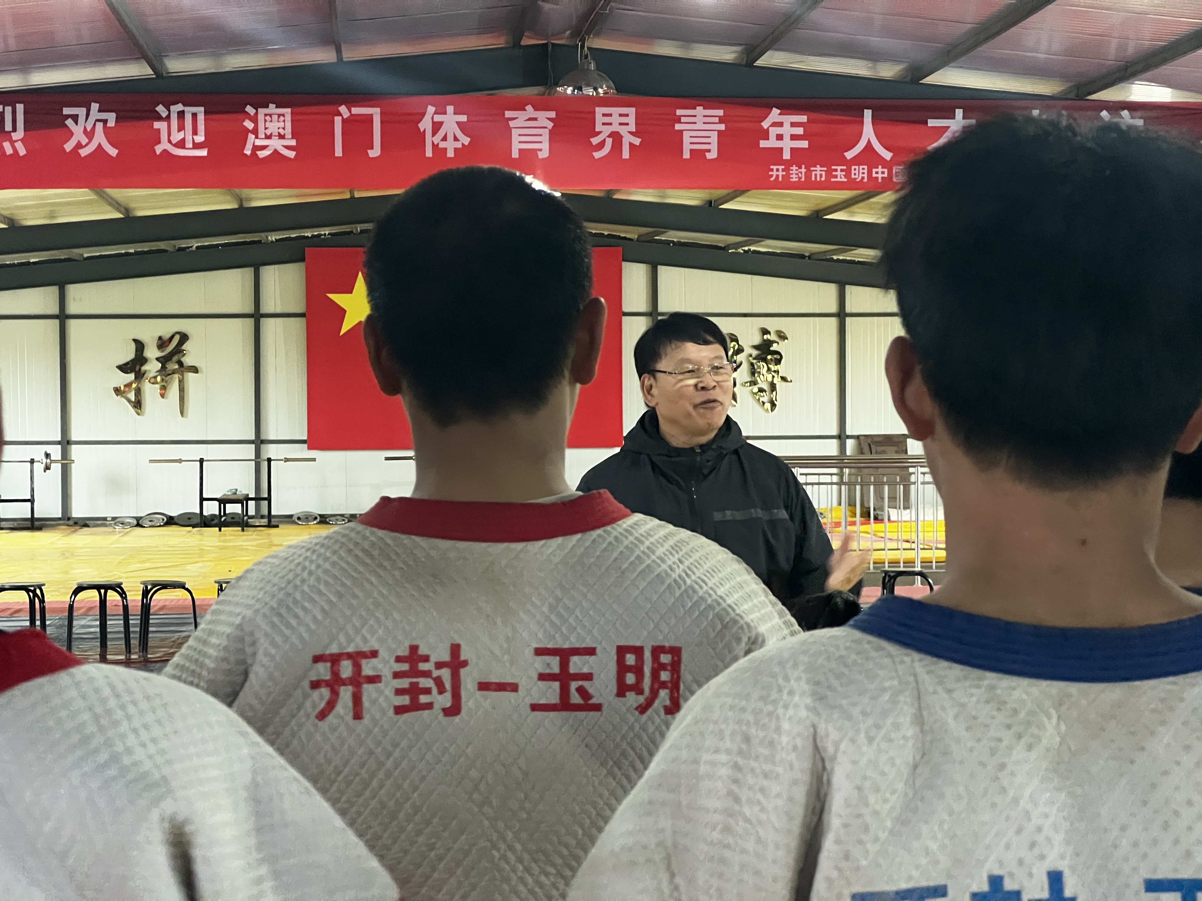 12陳步倩勉勵玉明中國式摔跤俱樂部學員。.jpg