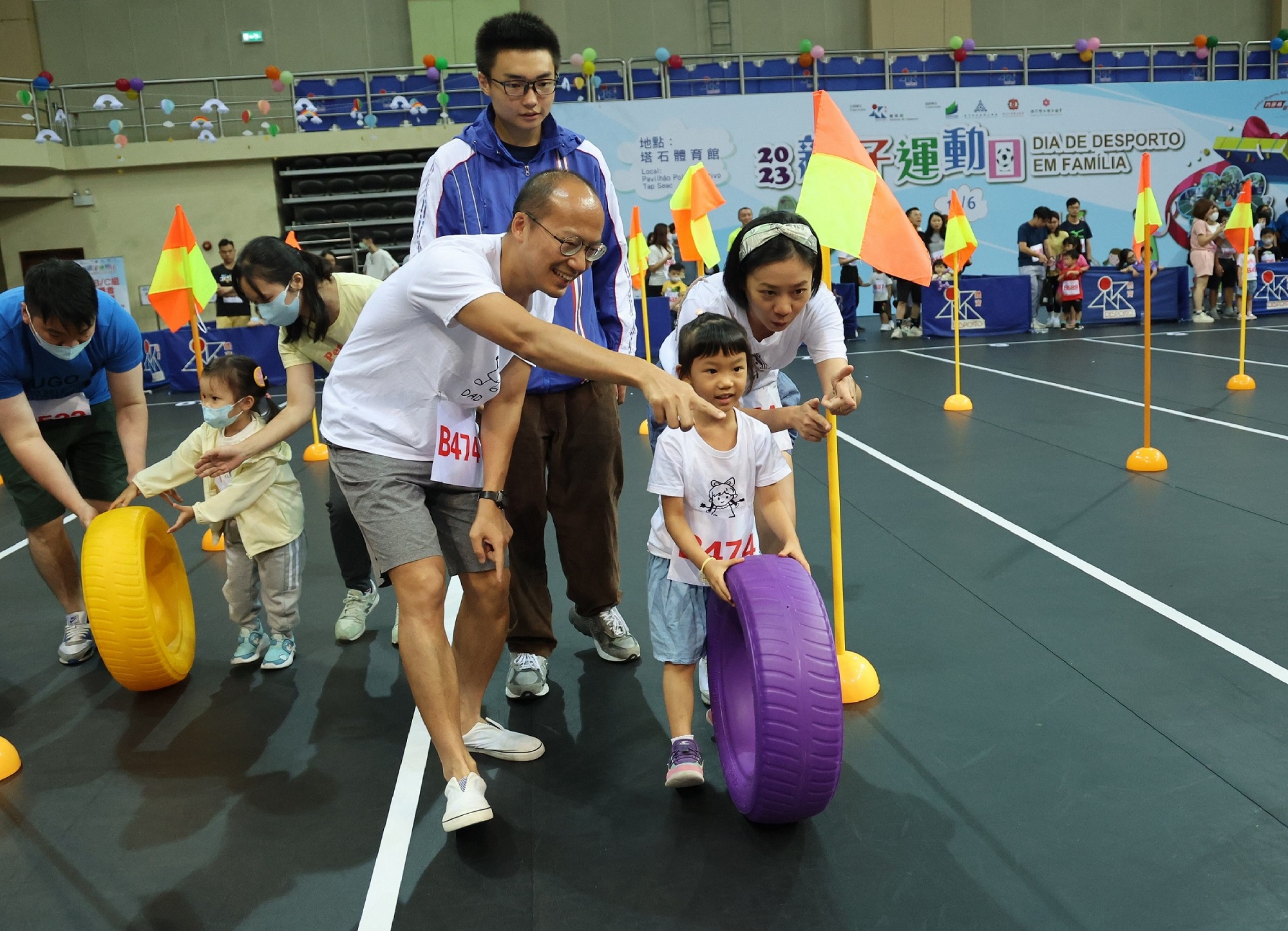 A10家長指導孩童完成運動挑戰.JPG